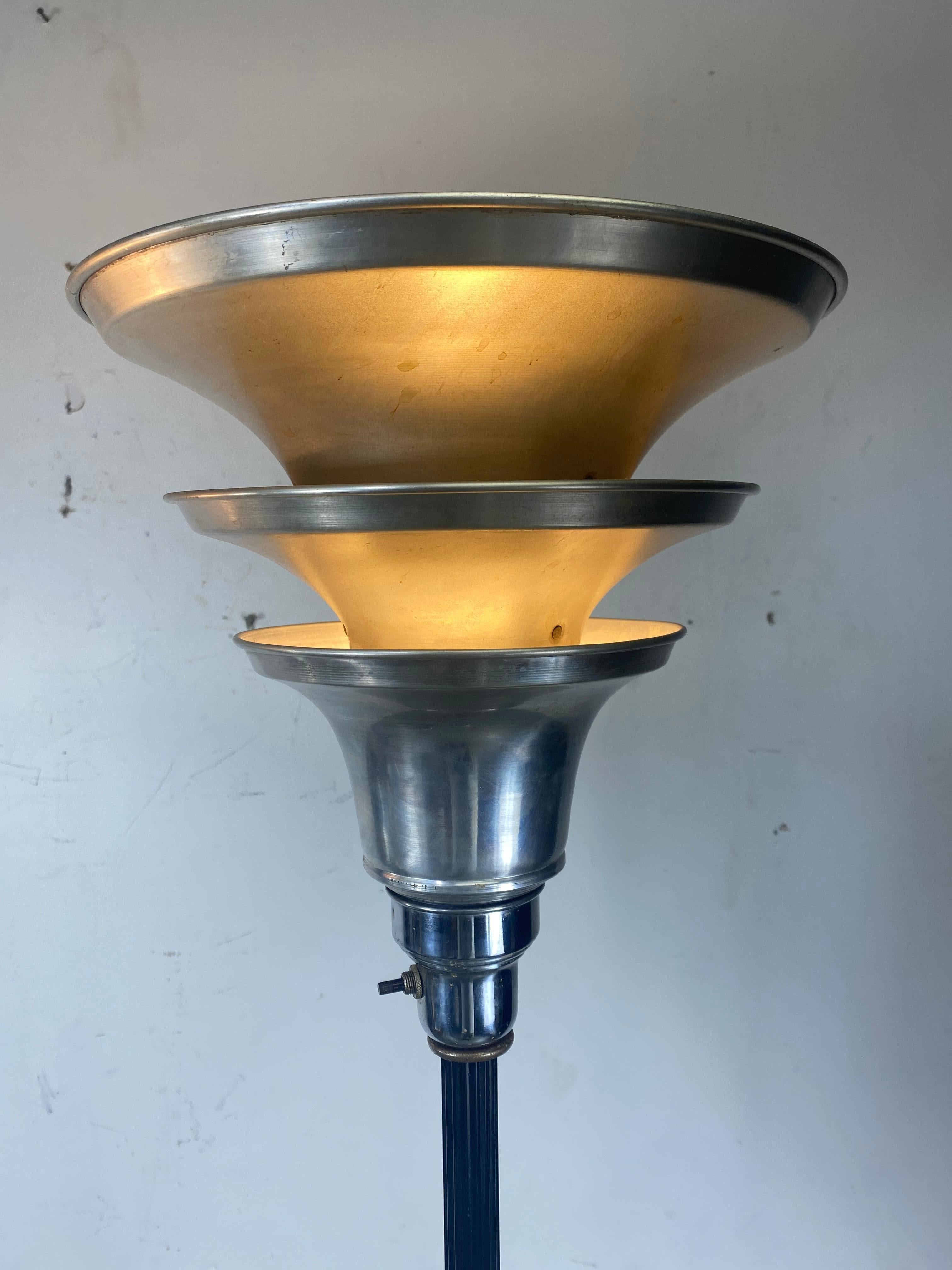 Torchères classiques Art Déco/Ère de la machine à triple cône en aluminium et chrome en vente 3