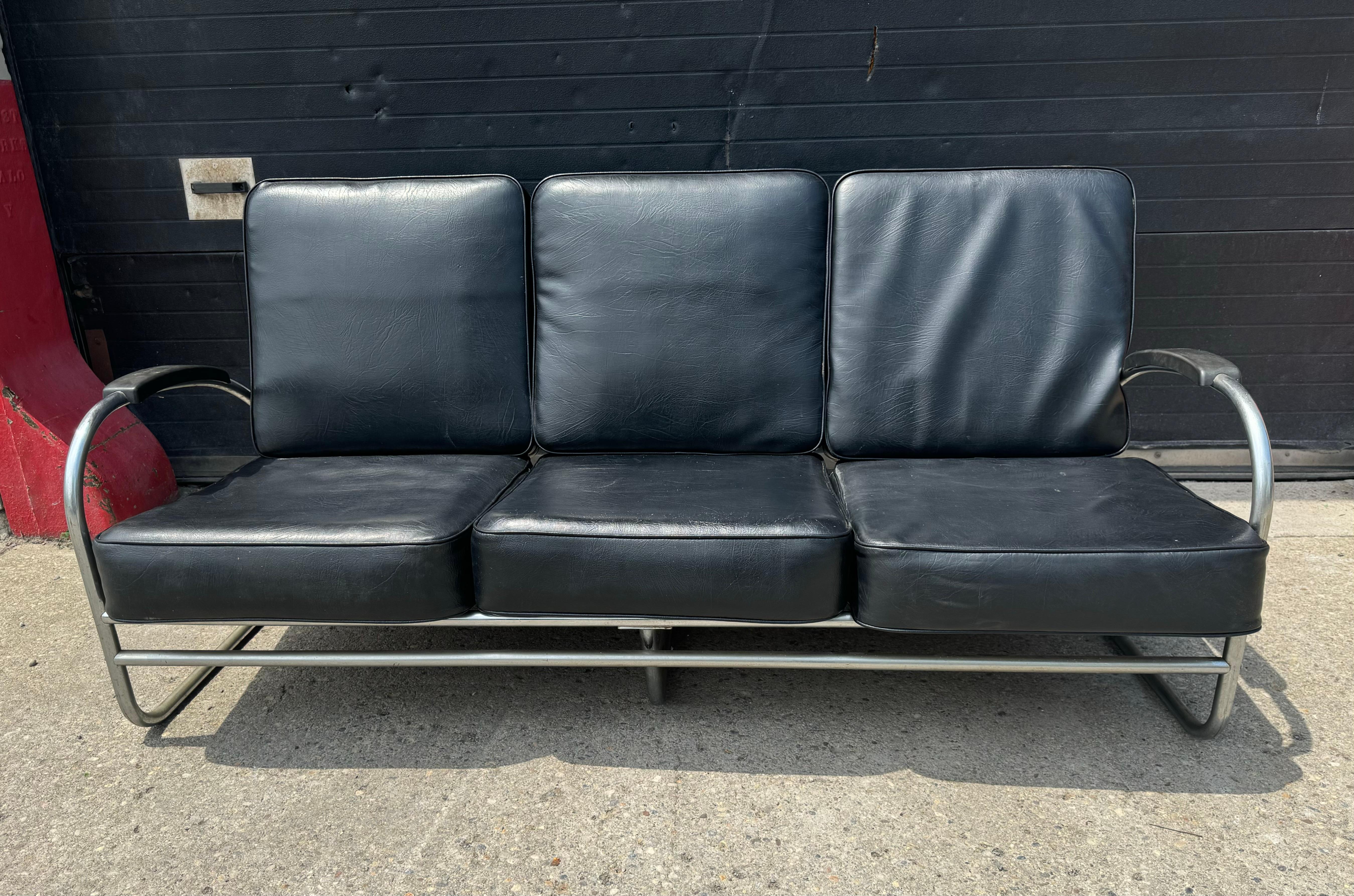 Sofá clásico Art Déco / Edad de la Máquina Cromado Tubular de 3 plazas, según Kem Weber Estadounidense en venta
