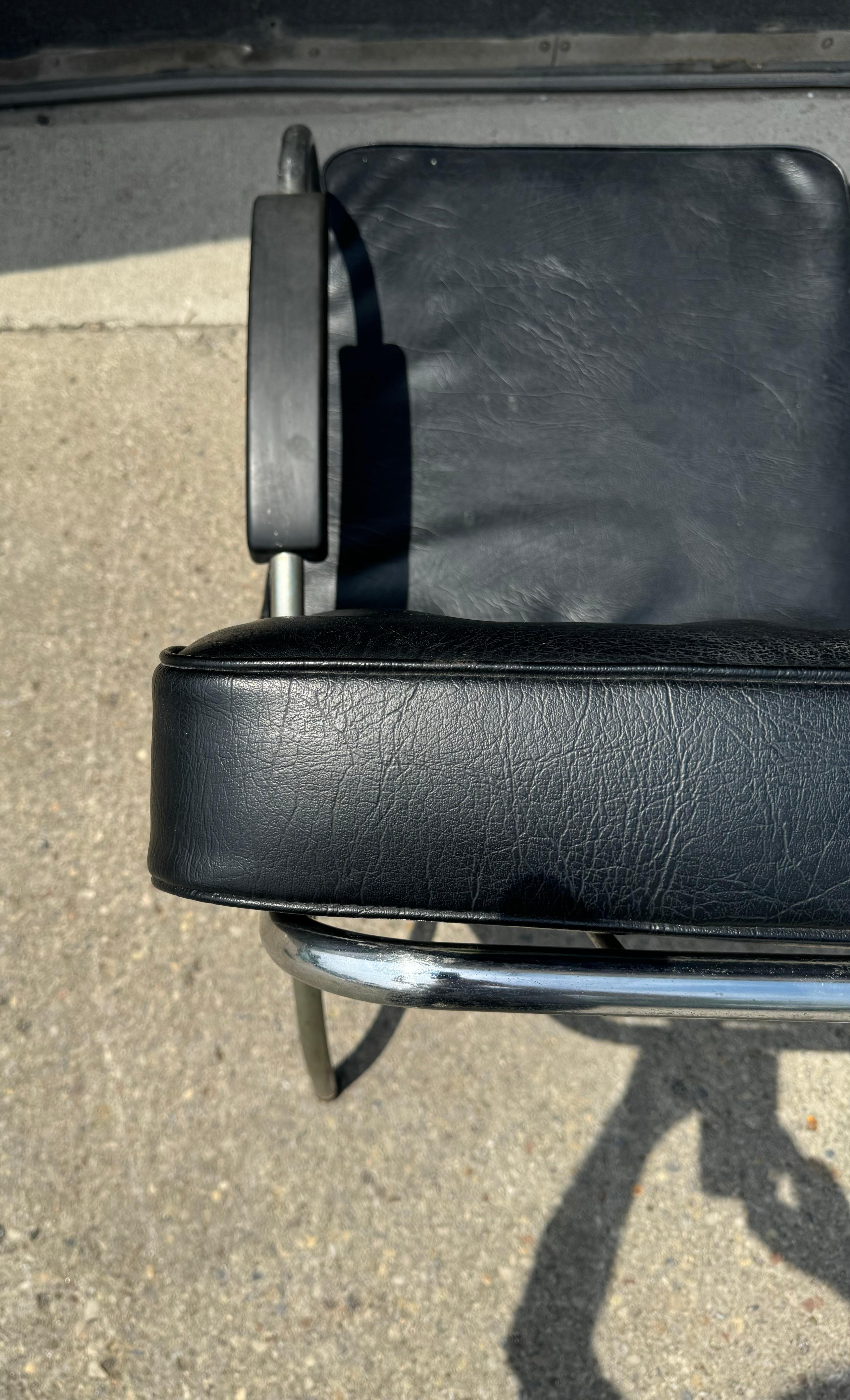 Sofá clásico Art Déco / Edad de la Máquina Cromado Tubular de 3 plazas, según Kem Weber en Bueno estado para la venta en Buffalo, NY