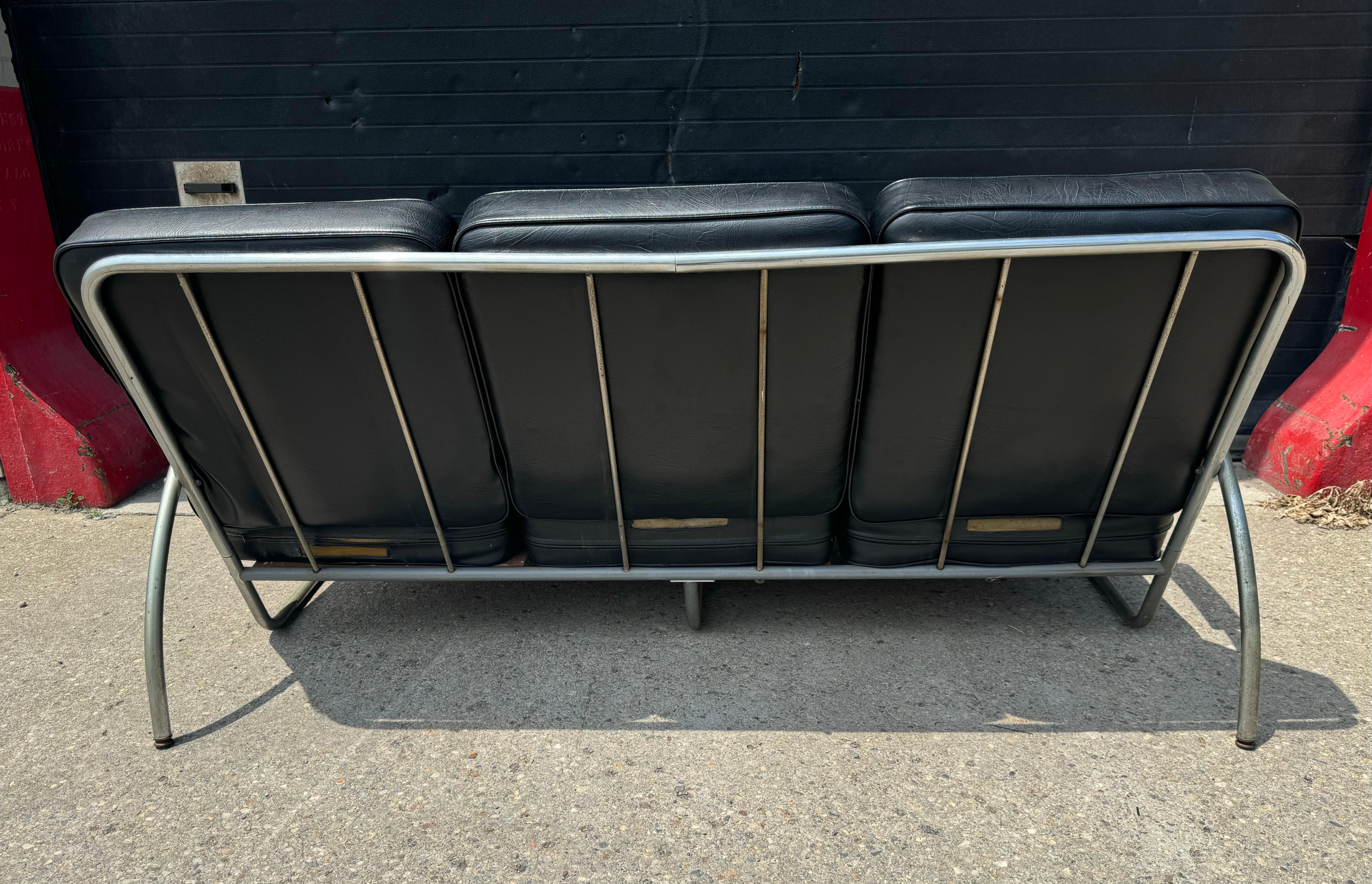 Sofá clásico Art Déco / Edad de la Máquina Cromado Tubular de 3 plazas, según Kem Weber mediados del siglo XX en venta