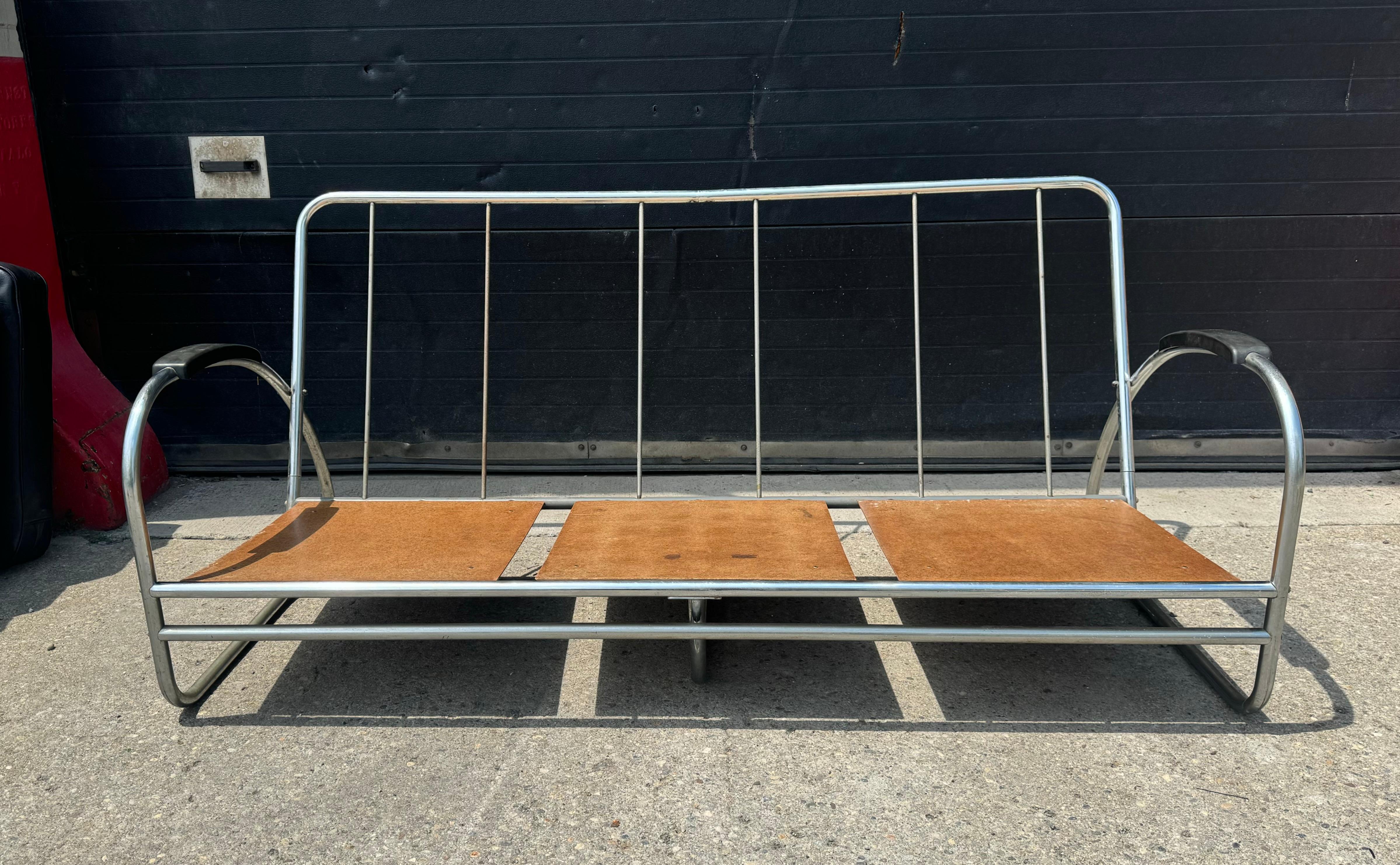 Sofá clásico Art Déco / Edad de la Máquina Cromado Tubular de 3 plazas, según Kem Weber en venta 1