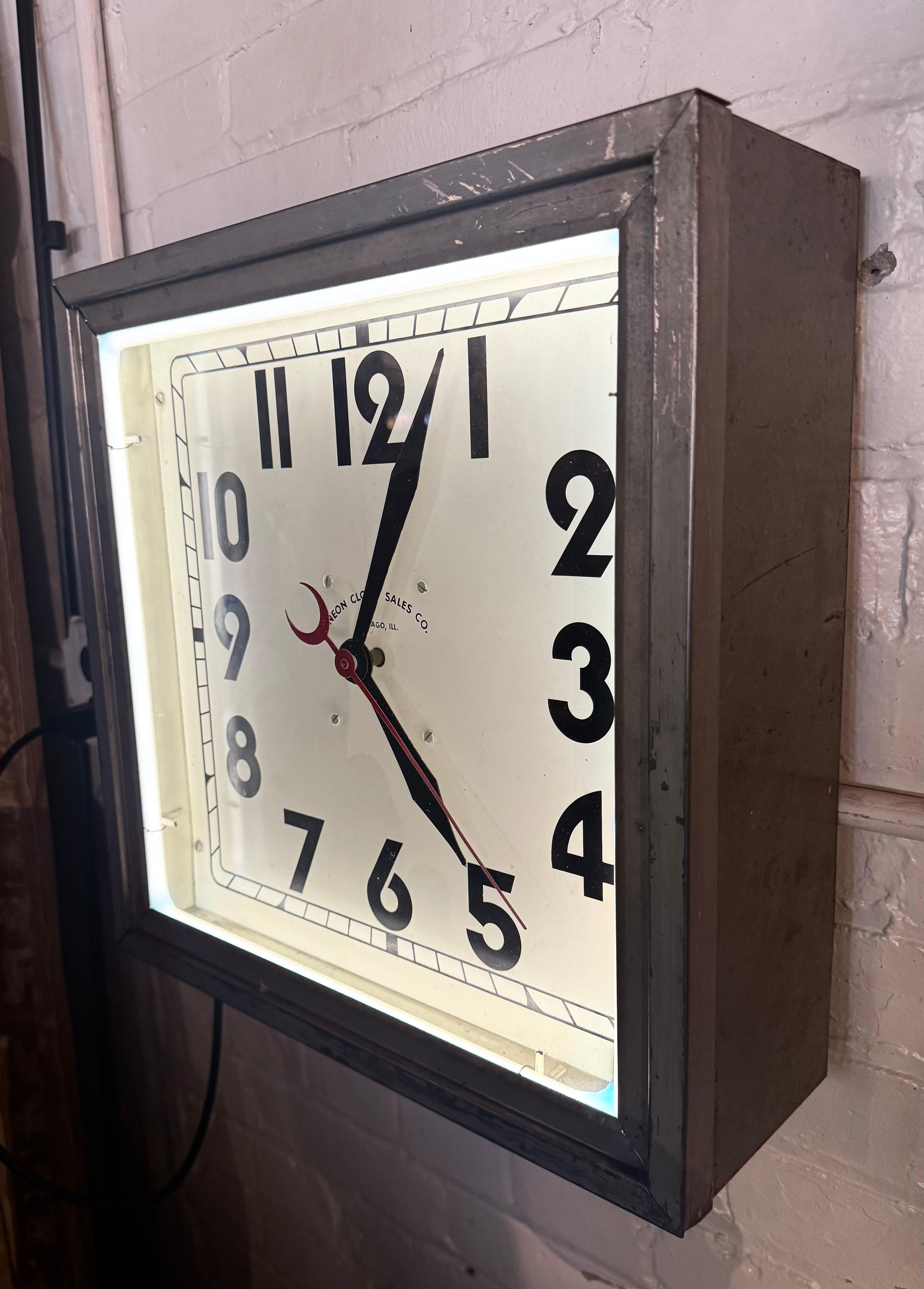 Classic Art Deco Neon Clock.. In Good Condition For Sale In Buffalo, NY