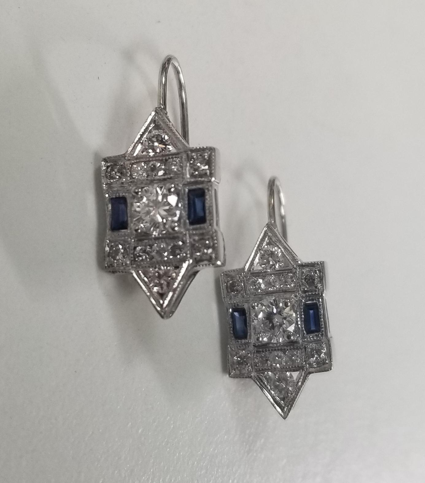  Klassische Ohrringe im Art-Déco-Stil mit einem schönen blauen Saphir und einem Diamanten mit rundem Schliff, gefertigt aus 14 Karat Weißgold.
Spezifikationen:
    hauptstein: 2 runde Diamanten .45pts.
    andere Diamanten: 24 runde Diamanten