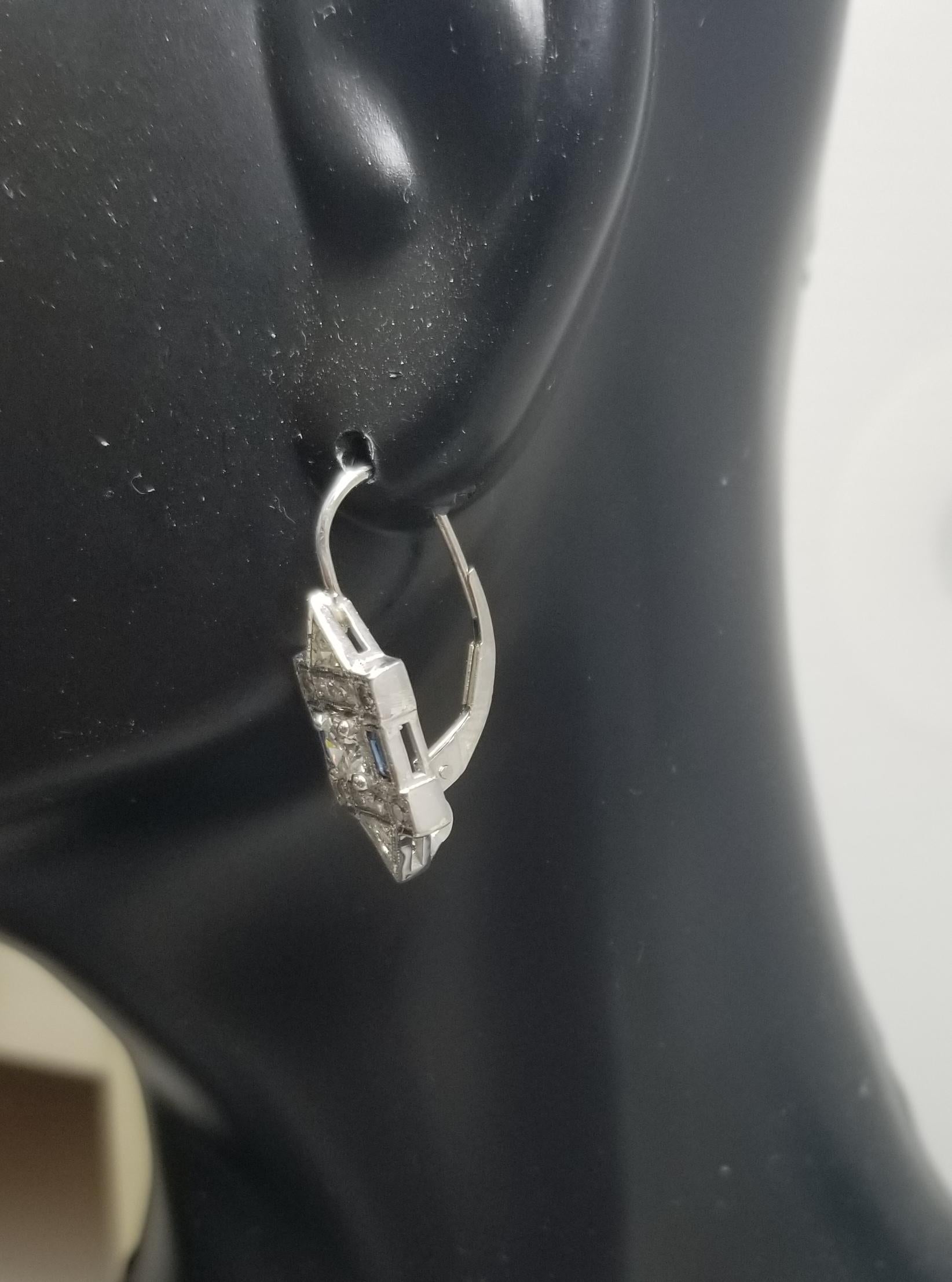 Klassische, vom Art déco-Stil inspirierte Ohrringe mit schönen Diamanten und Saphiren S im Angebot 1