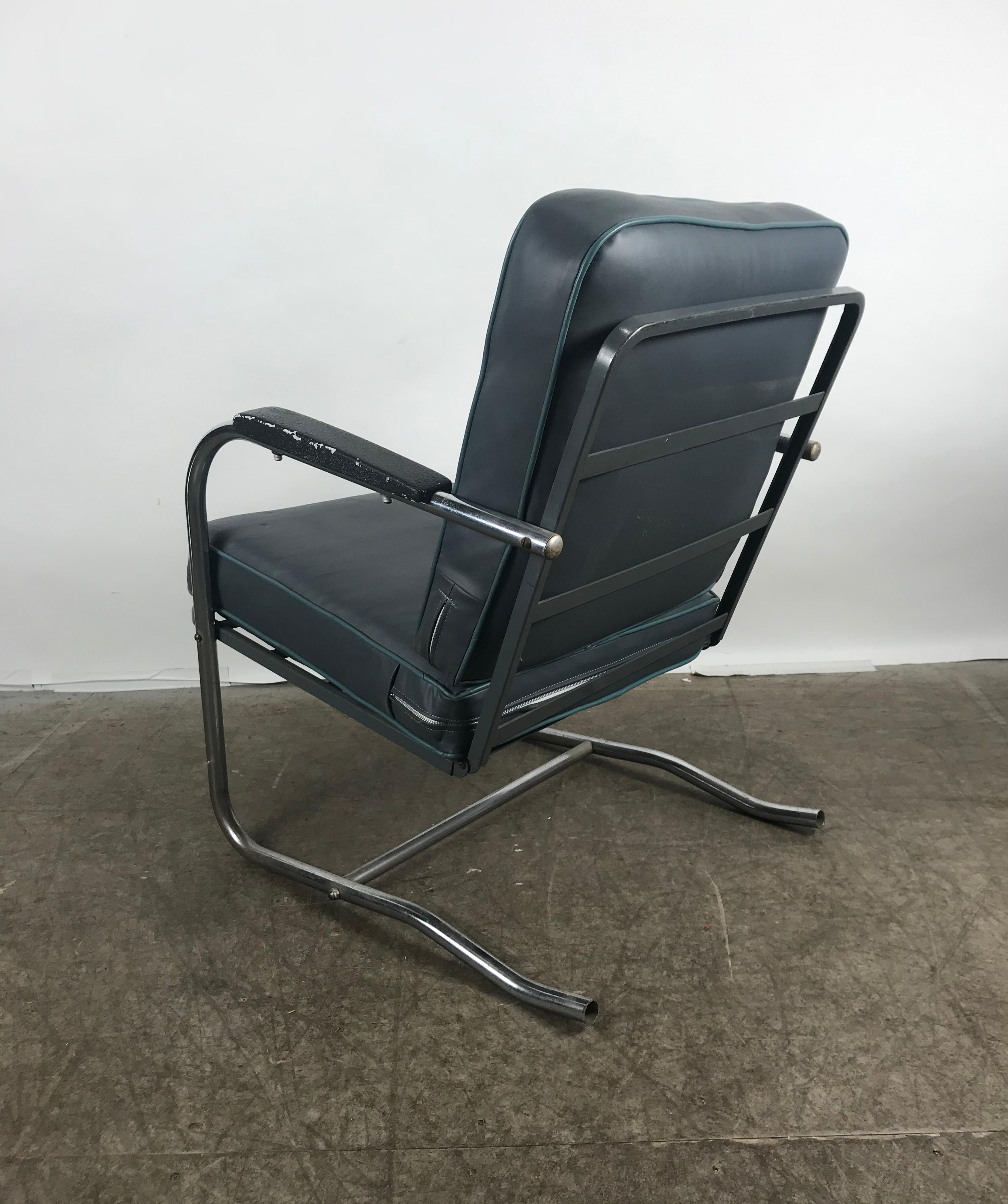 Naugahyde Art Déco classique, chaise longue tubulaire chromée Bauhaus en vente