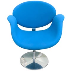 Fauteuil classique Artifort Little Tulip bleu pivotant en tissu