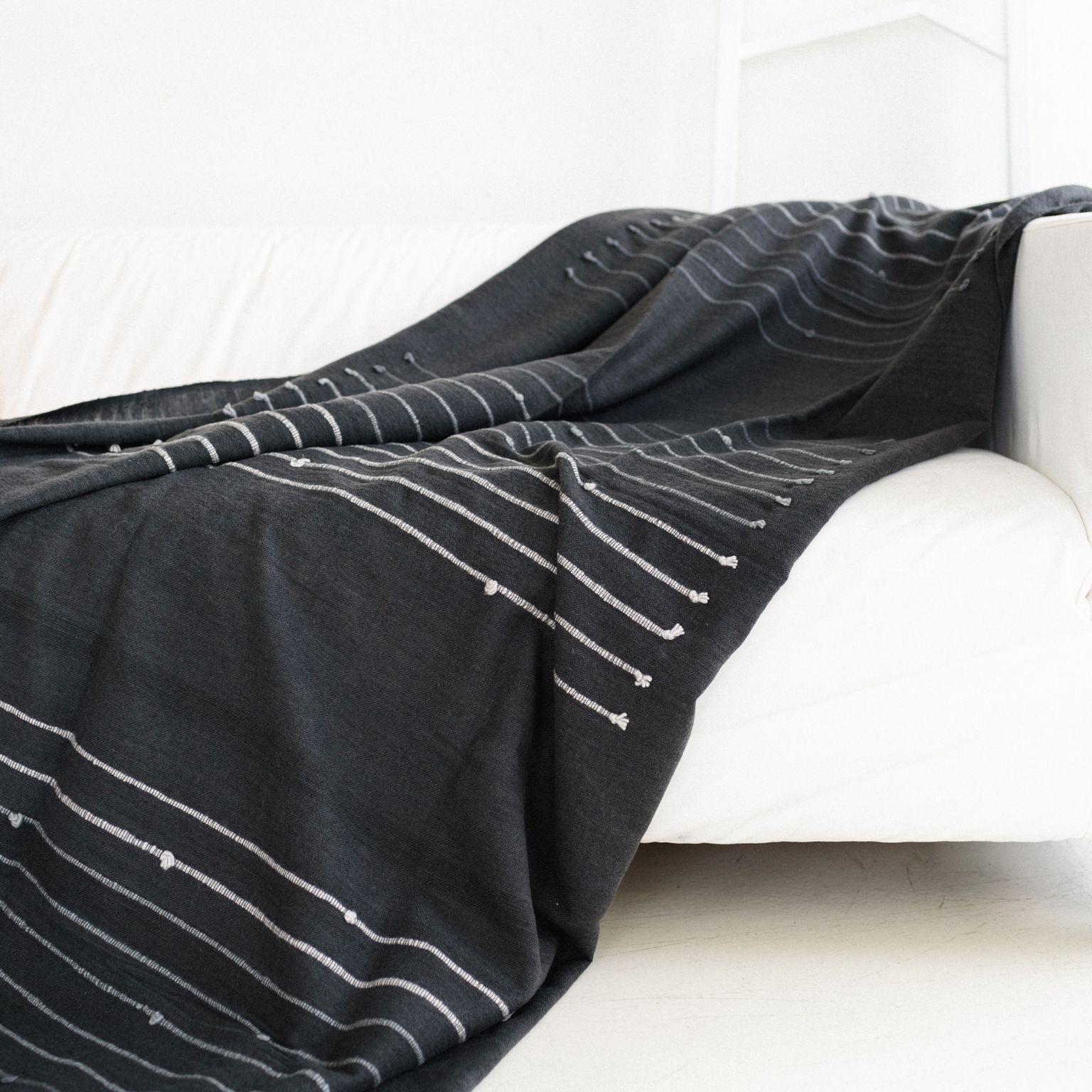 Fil de laine  Alei Foulard / couverture artisanal noir anthracite à motif de rayures  en vente