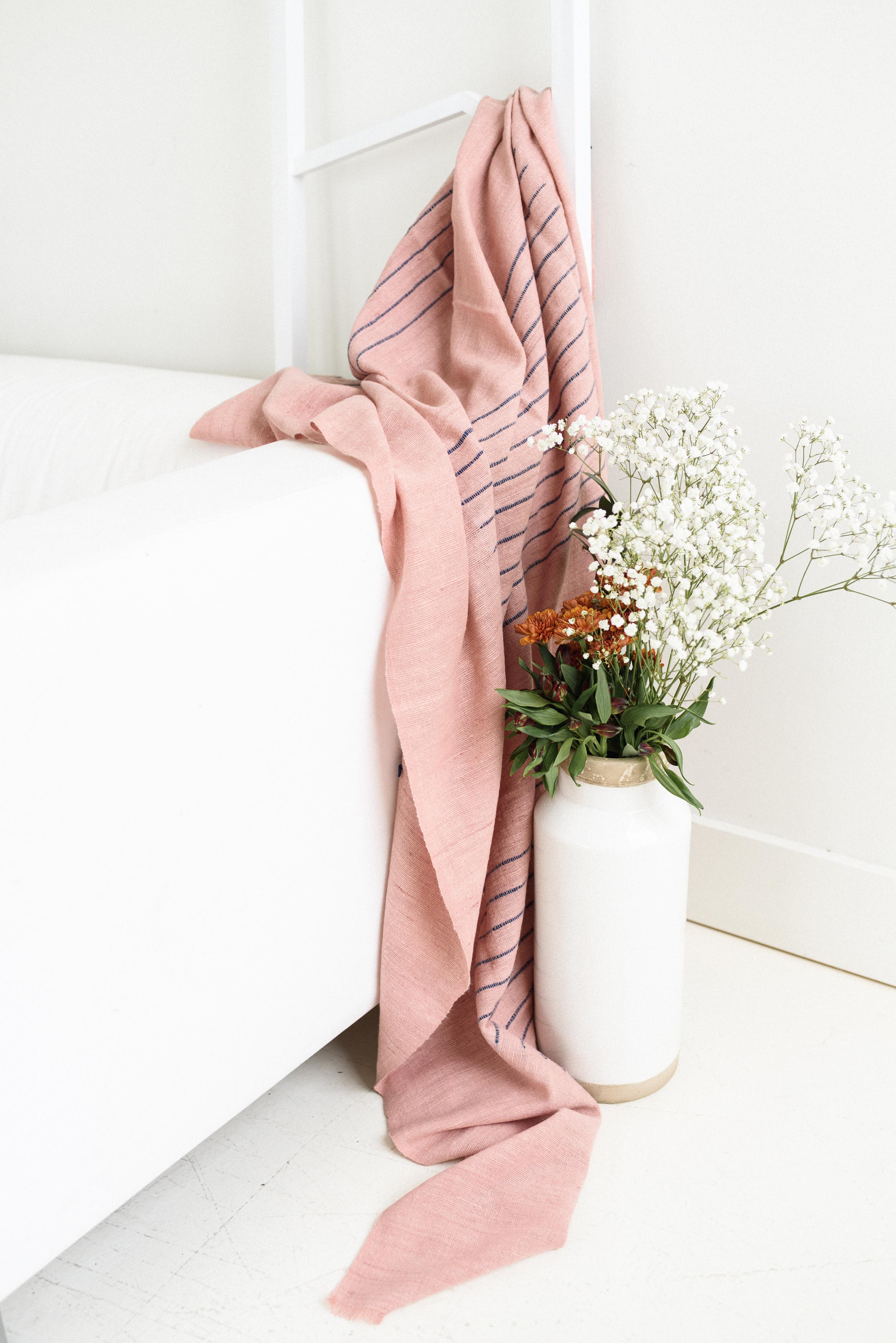 Moderne Plaid / couverture Rosewood Dusty Pink Handloom dans un design à rayures en vente