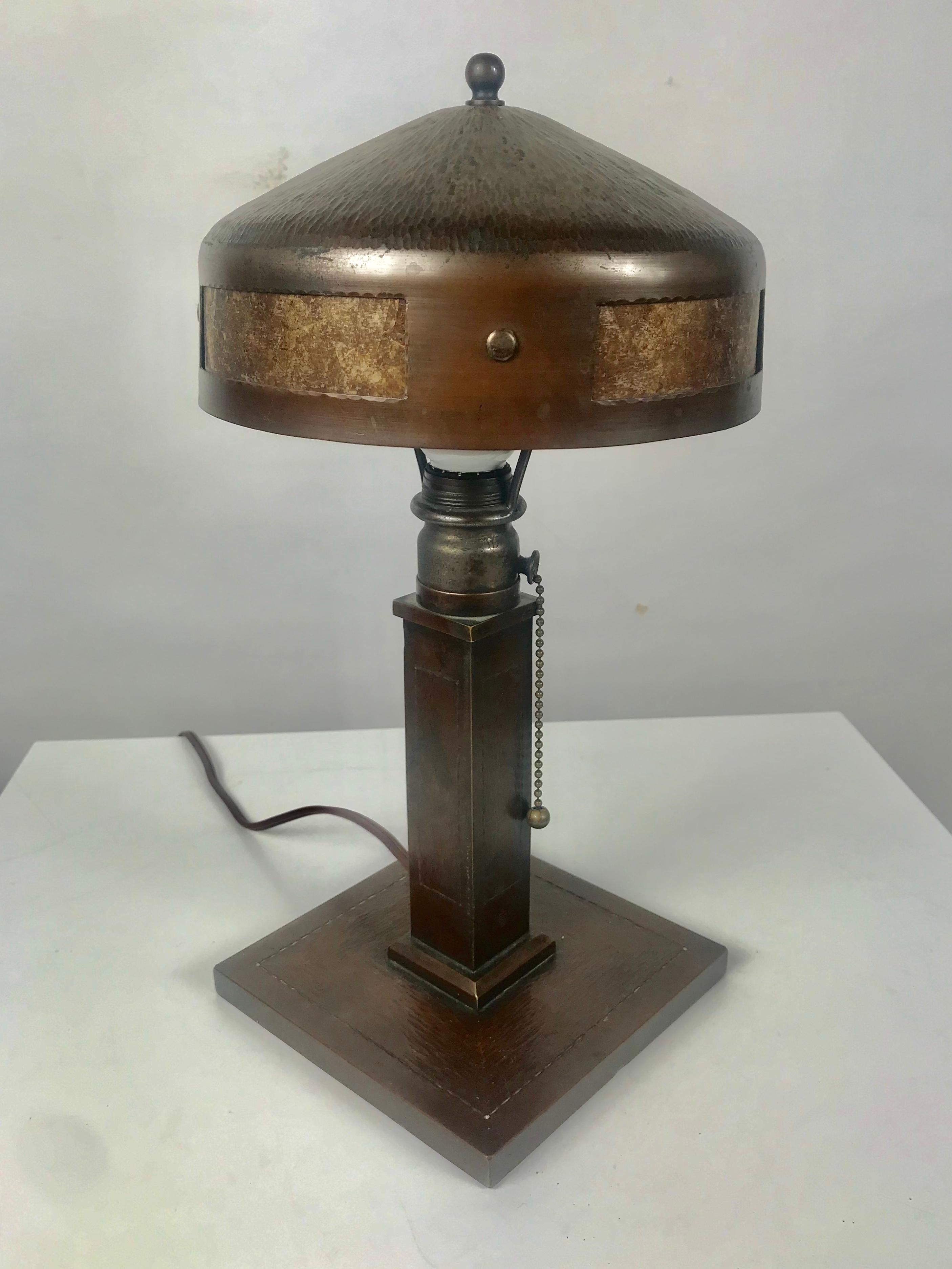 Early 20th Century Classic Arts & Crafts Roycroft Hammered Copper and Mica Table Lamp