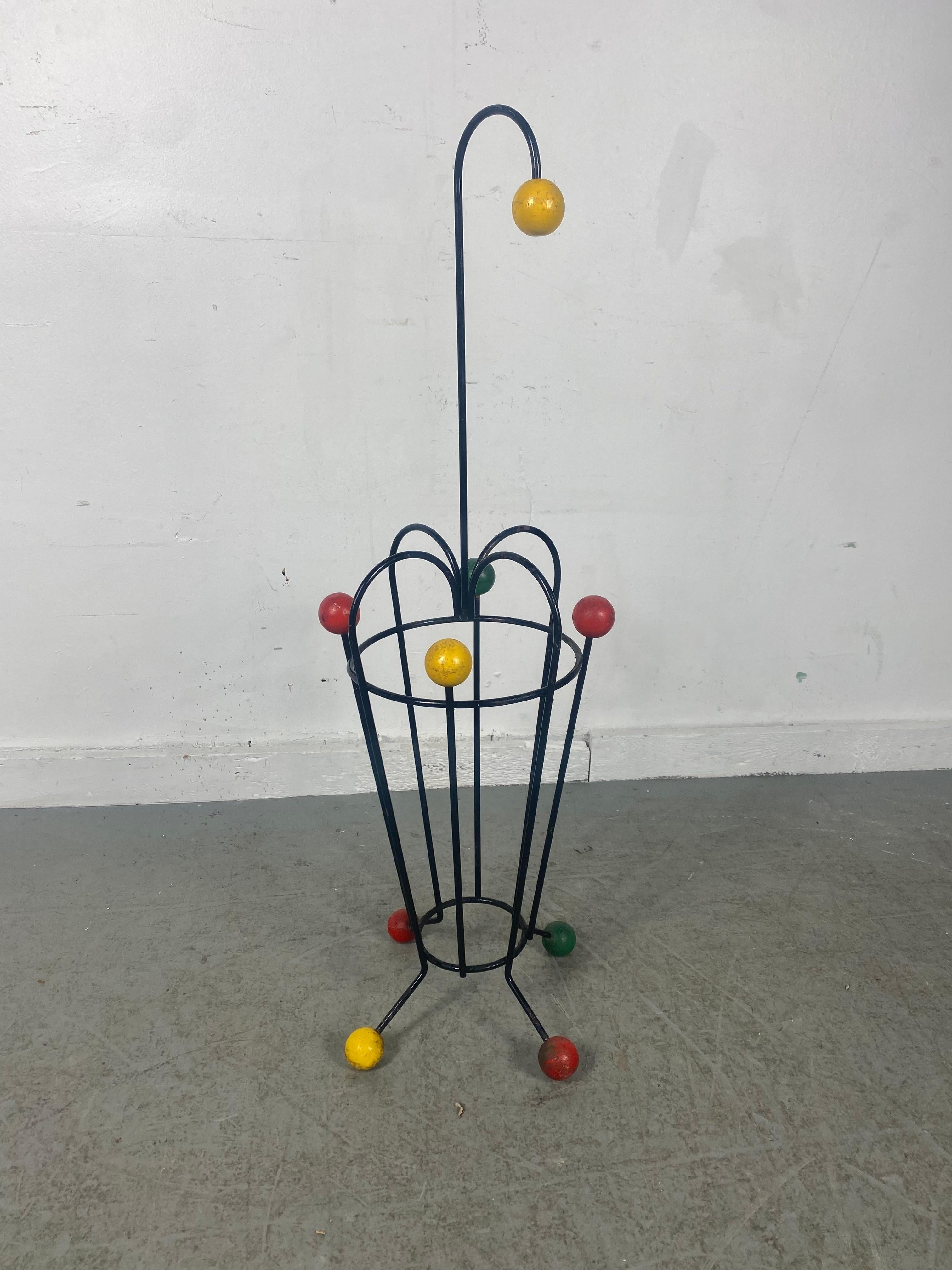 Porte-parapluies français classique et moderne du milieu du siècle dernier, un objet charmant. Sculpture étonnante, conserve les boules peintes d'origine, usure conforme à l'âge et à l'utilisation.