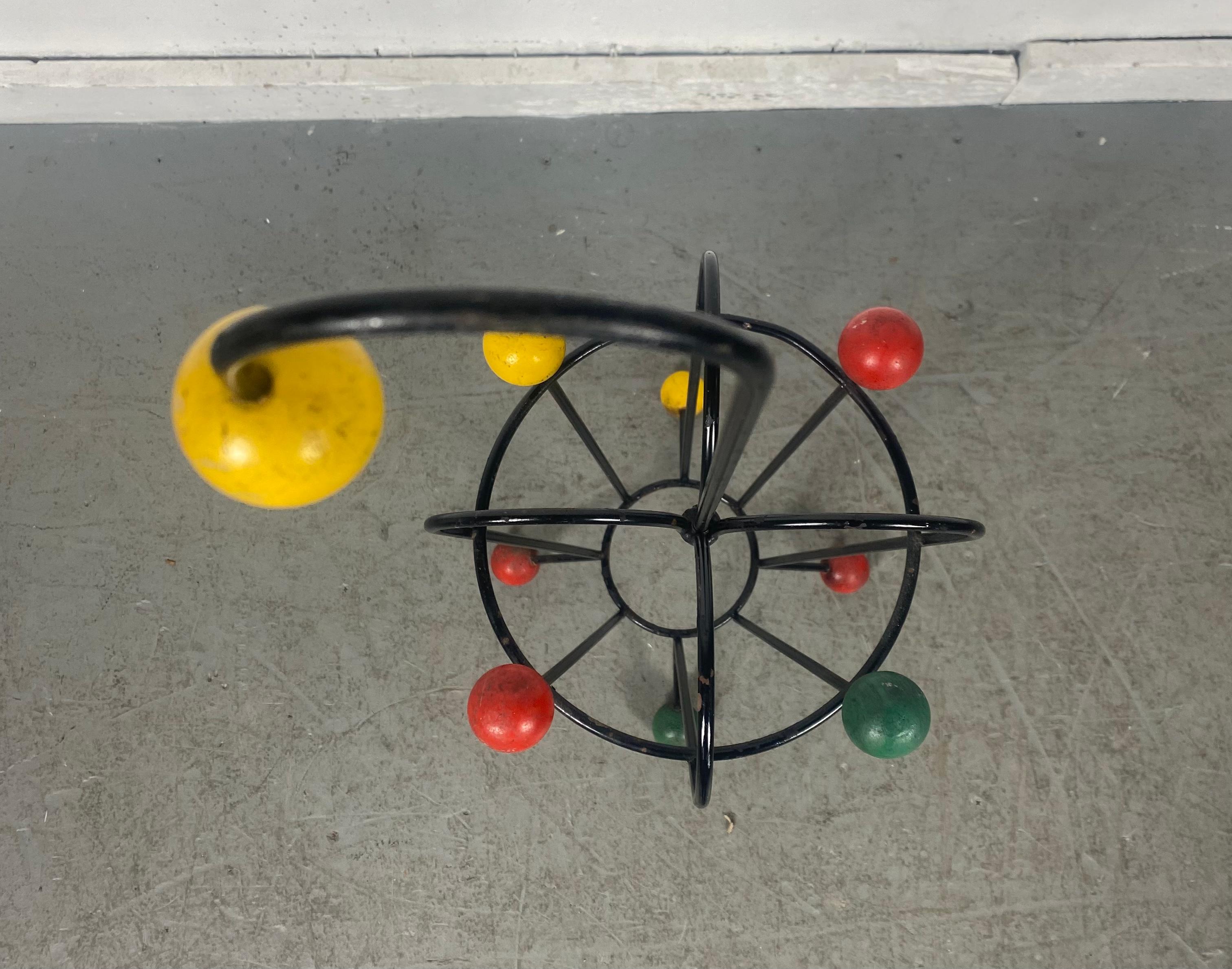 Français Porte-parapluies de conception atomique classique et moderniste franais, boules en fer et couleurs en vente