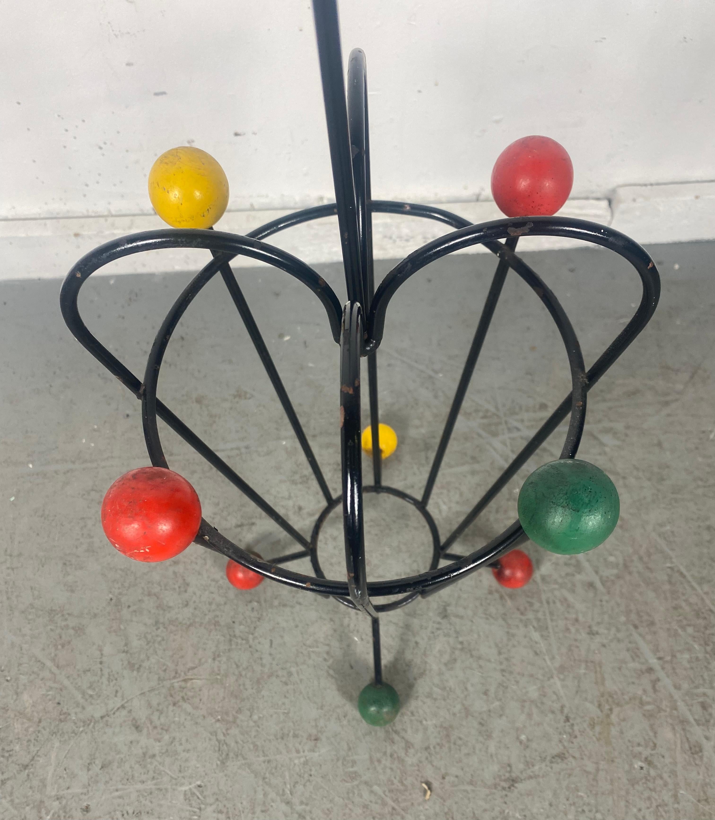 Peint Porte-parapluies de conception atomique classique et moderniste franais, boules en fer et couleurs en vente