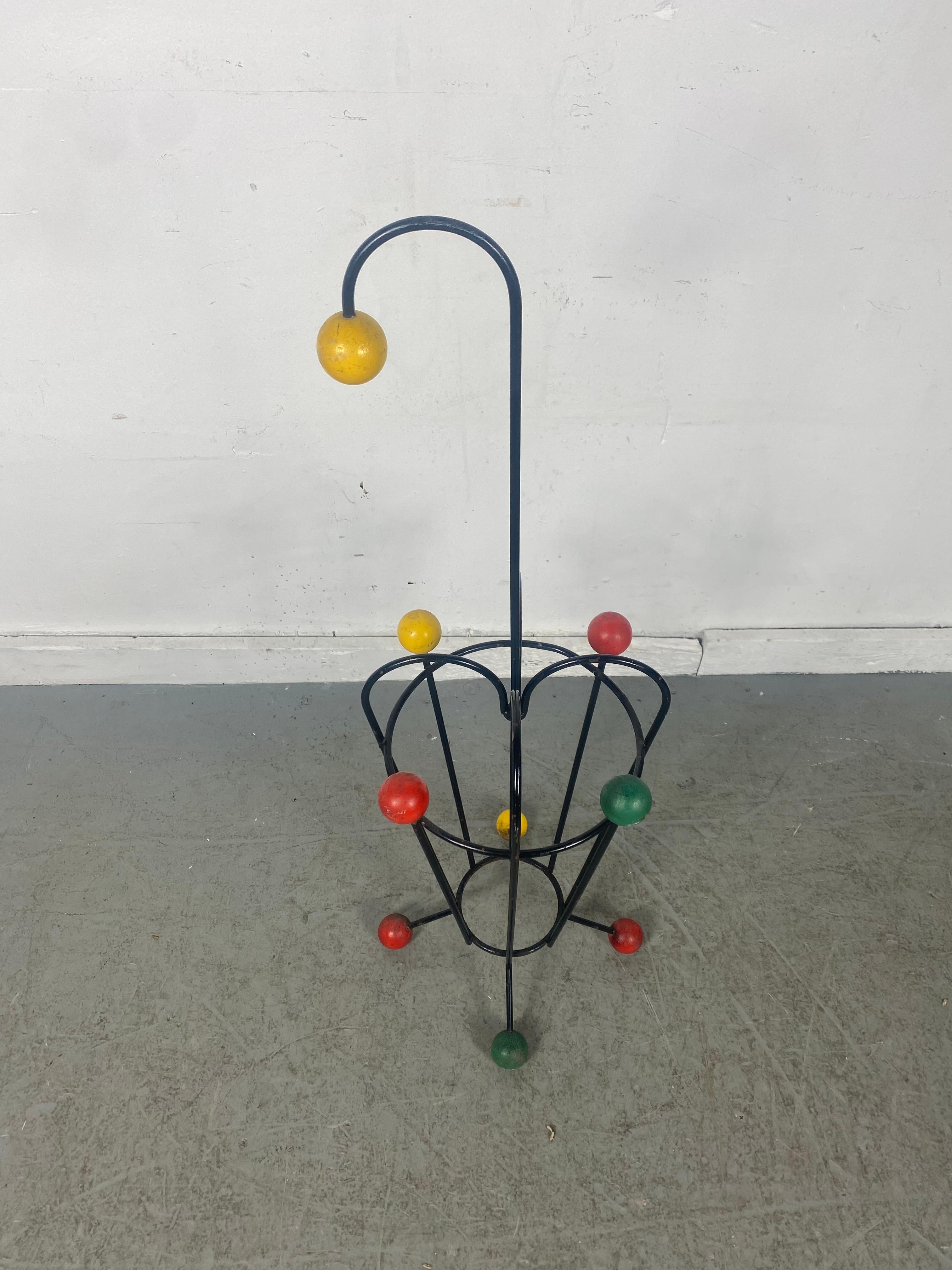Porte-parapluies de conception atomique classique et moderniste franais, boules en fer et couleurs Bon état - En vente à Buffalo, NY