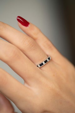 Anello classico con zaffiro blu taglio baguette e diamante rotondo in oro bianco 14 carati