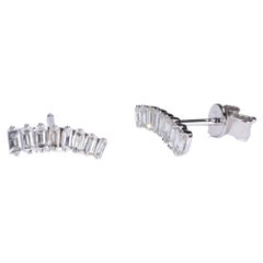 Pendiente clásico de oro blanco de 14k con diamante blanco talla baguette
