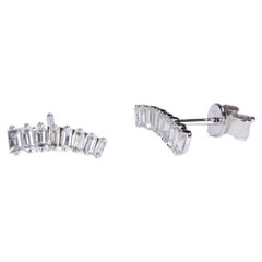 Clous d'oreilles classiques en or blanc 14 carats avec diamants blancs taille baguette