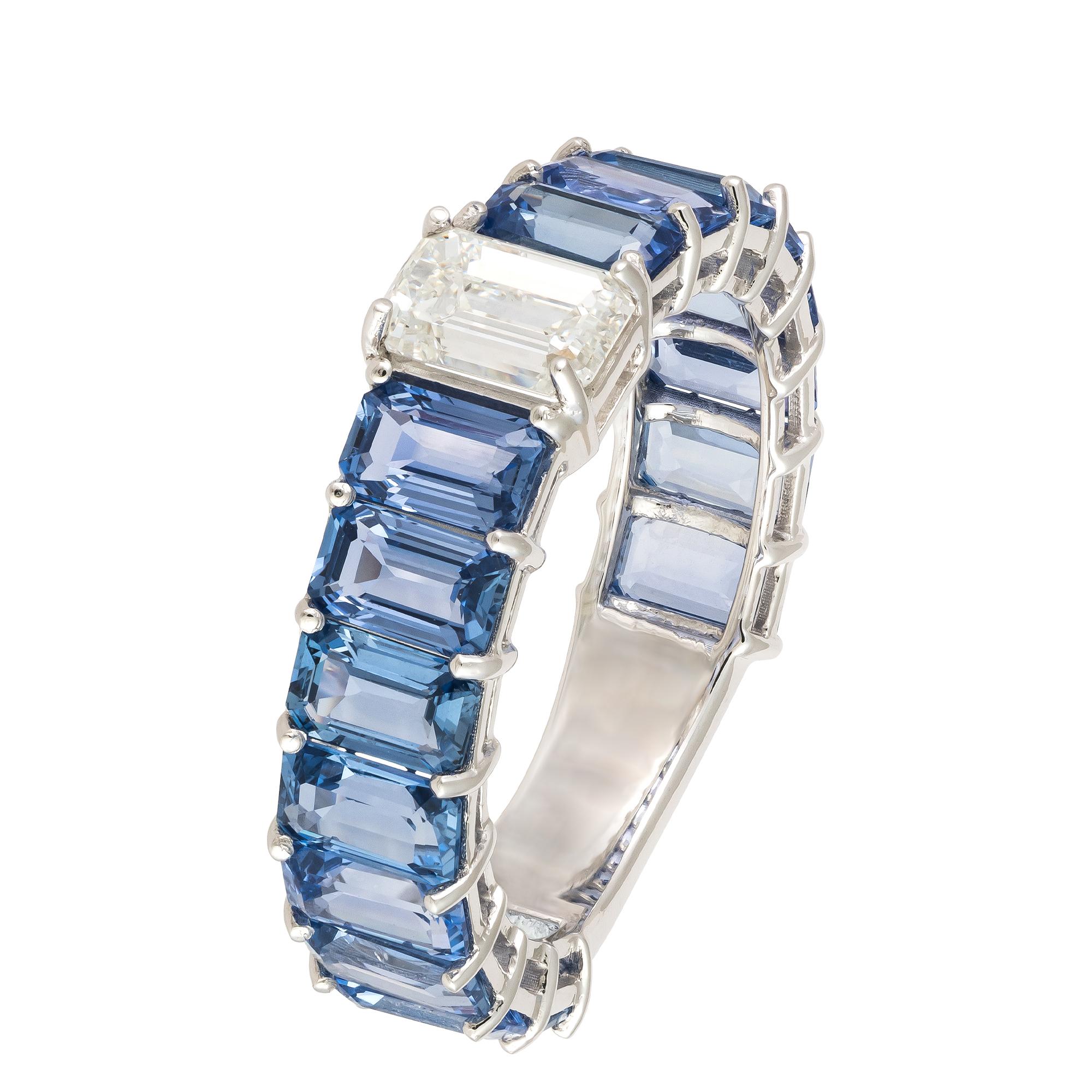 For Sale:  Classic Band Blue Sapphire White 18K Gold White Diamond Ring for Her 2