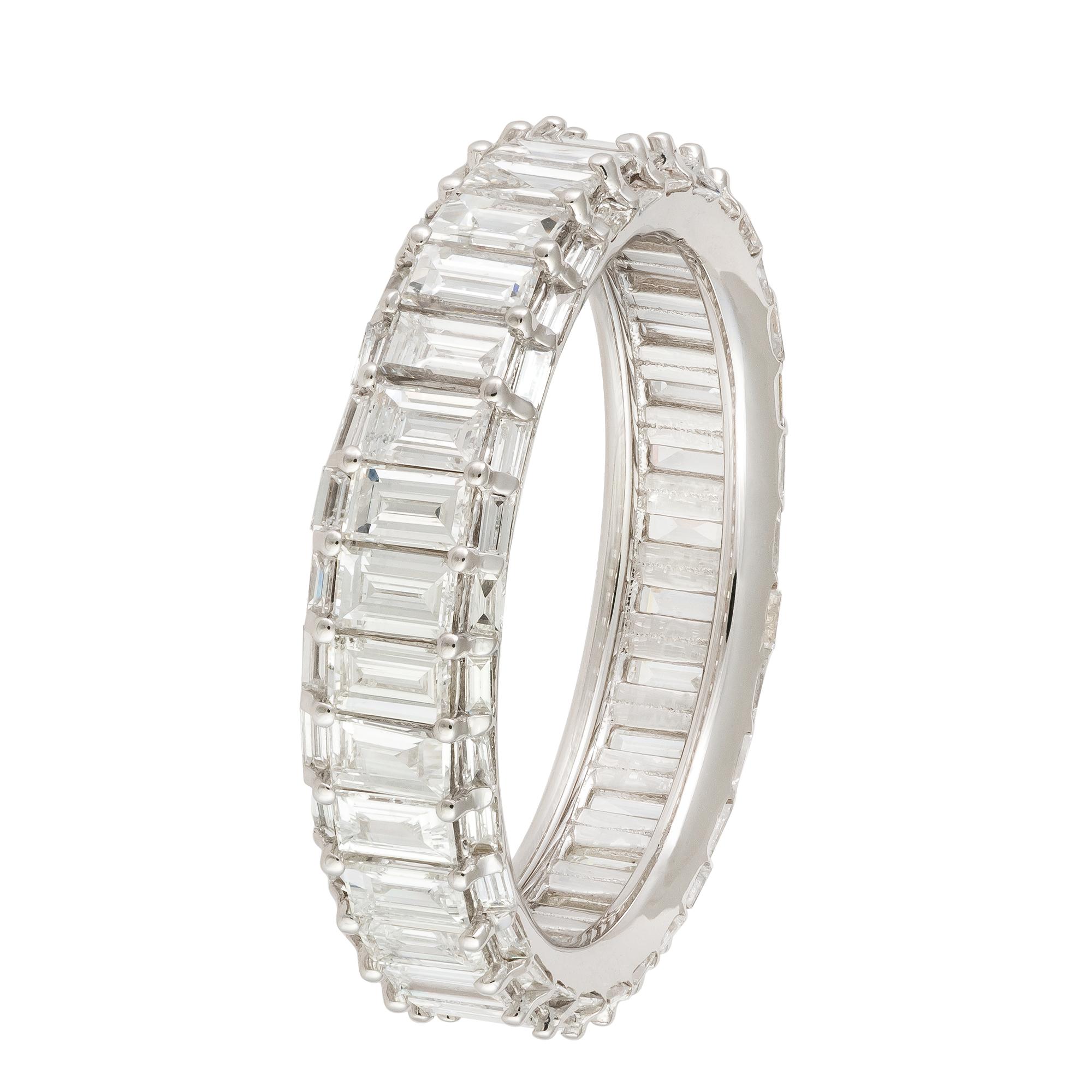 Im Angebot: Classic Band Weiß 18K Gold Weißer Diamant Ring für Sie () 2