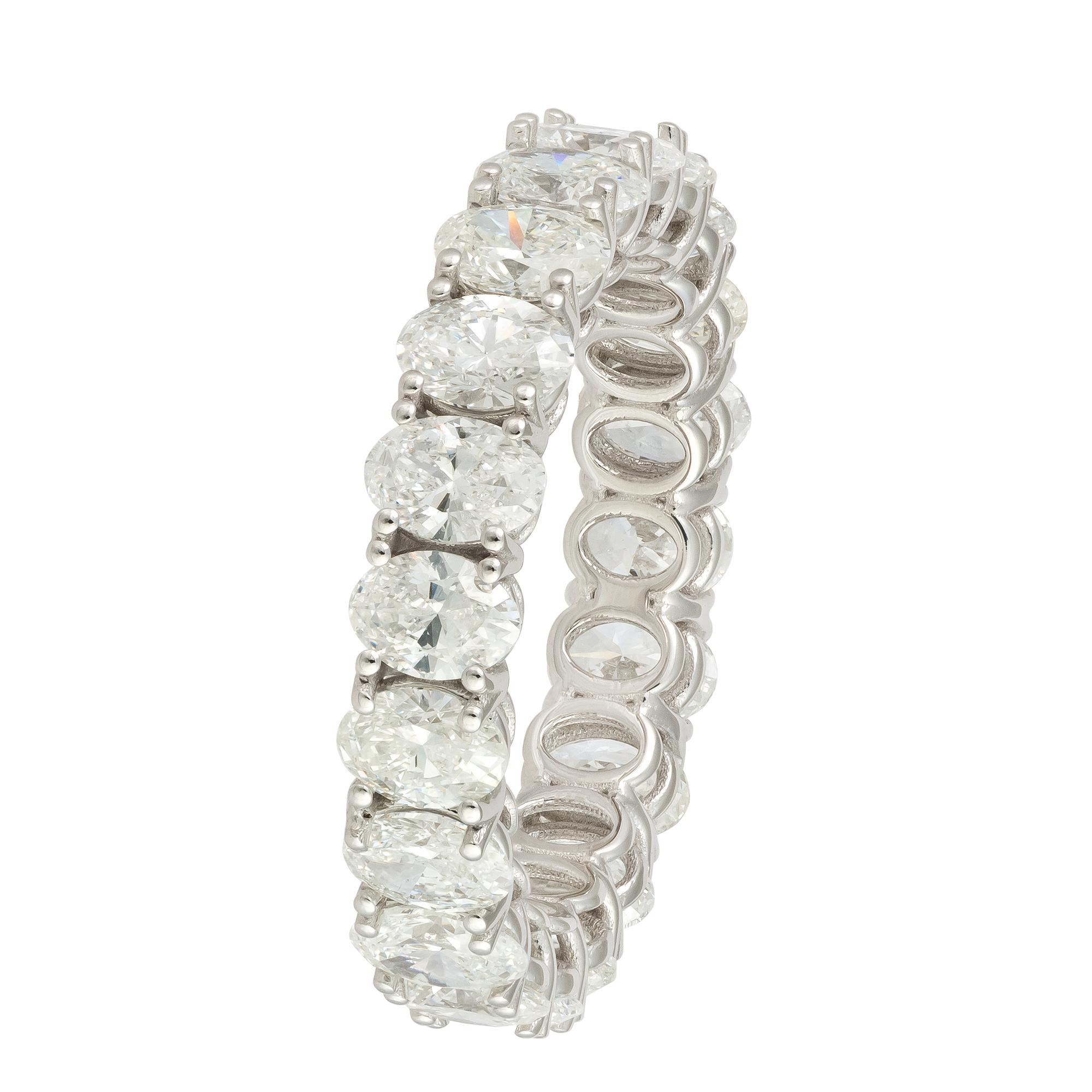 For Sale:  Classic Band White 18K Gold White Diamond Ring for Her 2