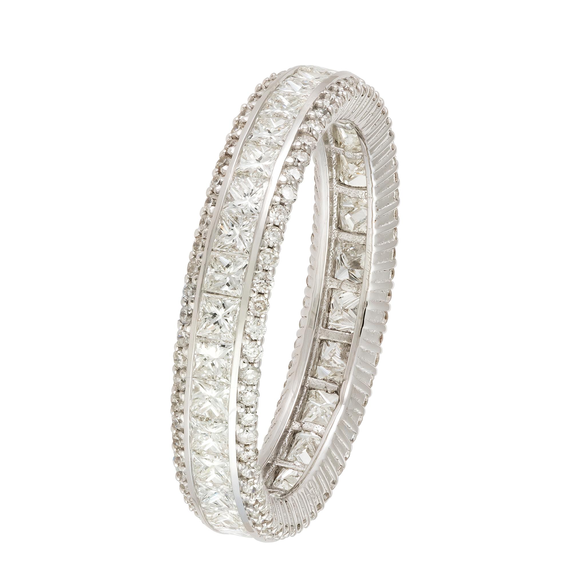 For Sale:  Classic Band White 18K Gold White Diamond Ring for Her 3