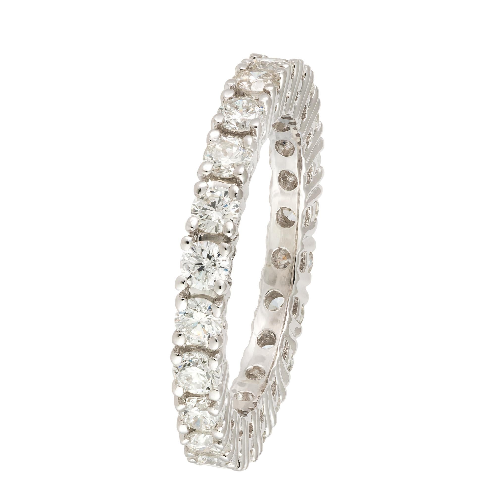 Im Angebot: Classic Band Weiß 18K Gold Weißer Diamant Ring für Sie () 4