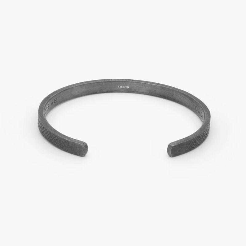 Classic Bangle in Black Rhodium Plated Sterling Silver, Size M

Our classic bangle is set in black rhodium plated sterling silver with a smooth, matte surface and our signature diamond-pattern engraved sides, perfect for those with a minimalistic
