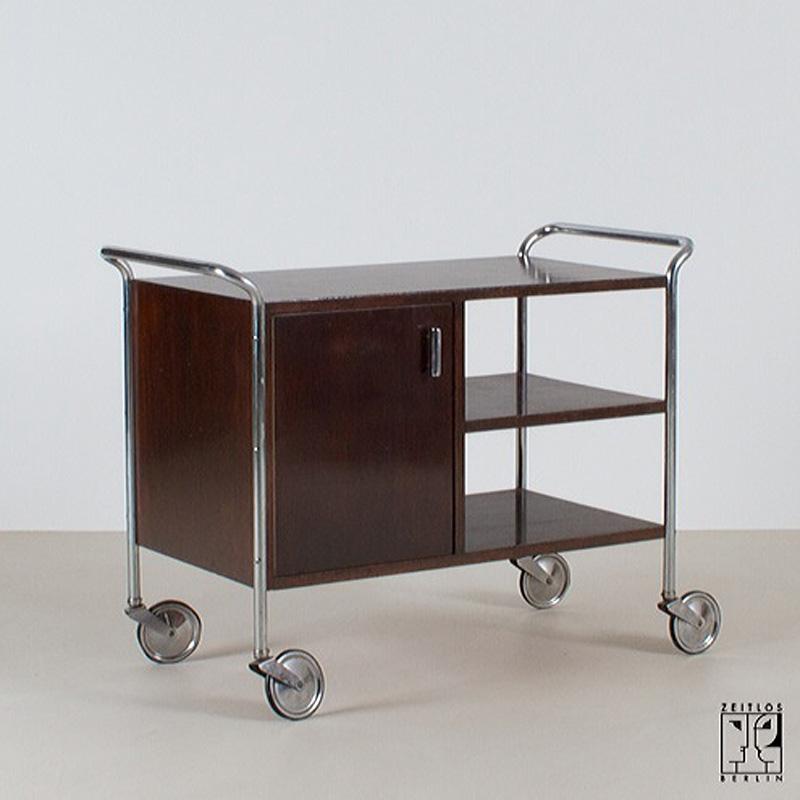 The bar cart on offer in Bauhaus Modernist style impresses with its timeless design and clear lines. The furniture was professionally restored by ZEITLOS-BERLIN using 1930s technology.
