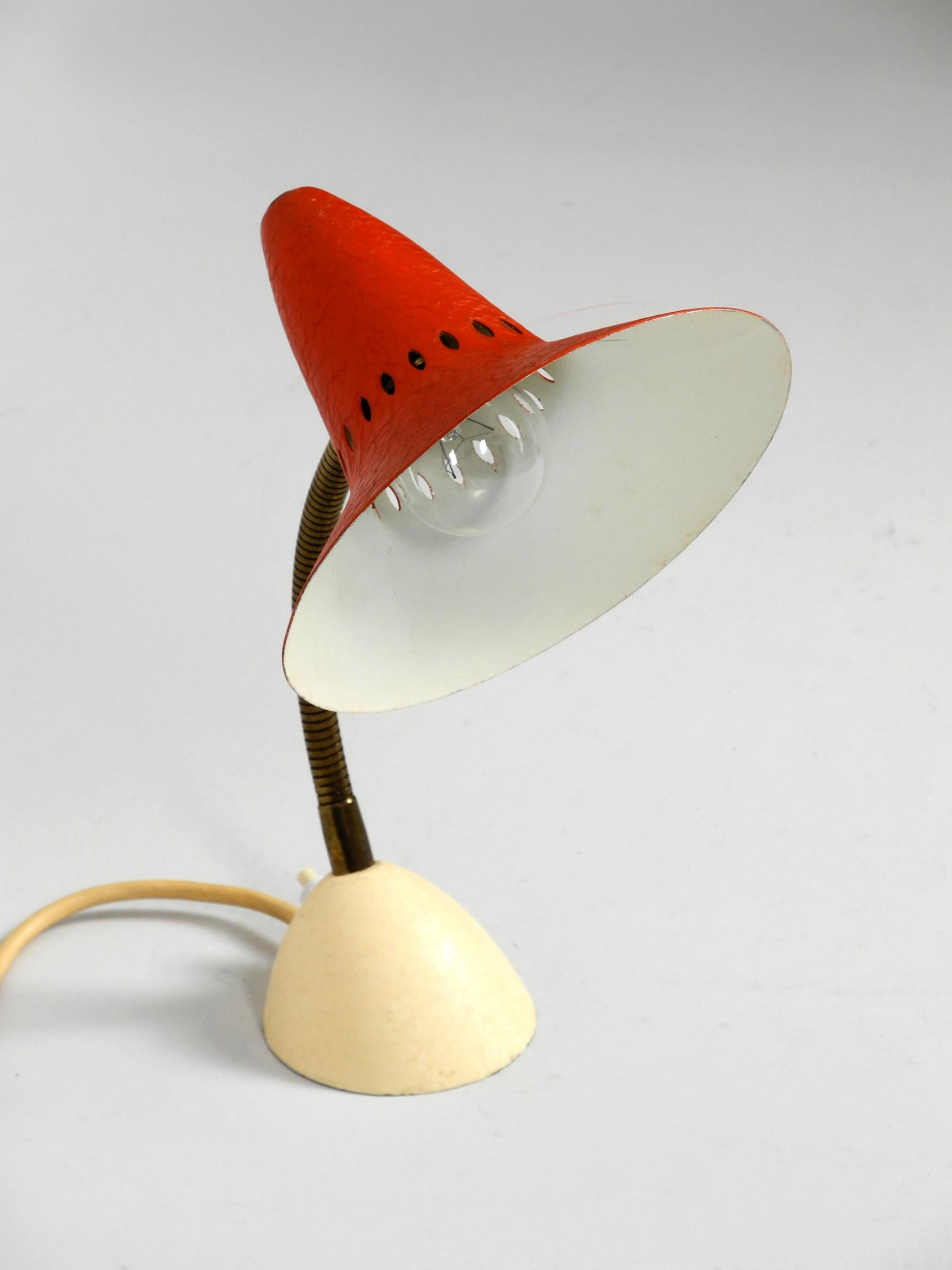 Classic Beautiful Mid-Century Modern Table Lamp For Sale 5
