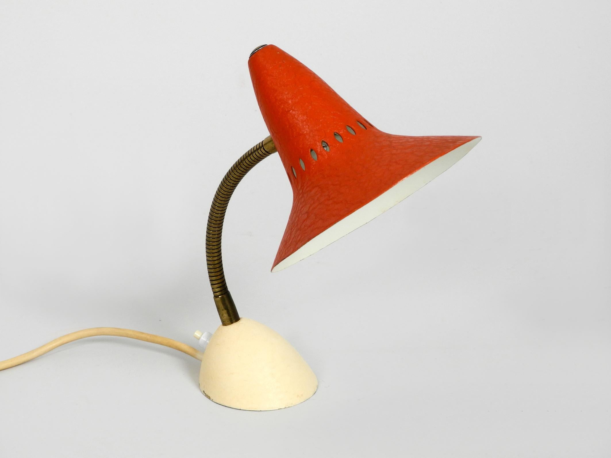 Classic Beautiful Mid-Century Modern Table Lamp For Sale 6