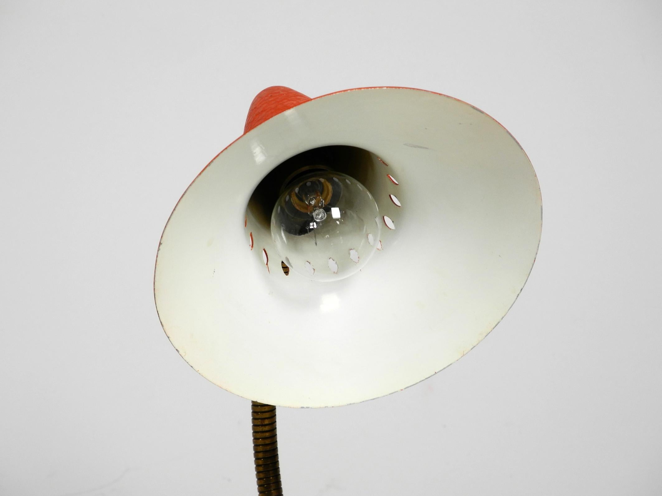 Classic Beautiful Mid-Century Modern Table Lamp For Sale 3