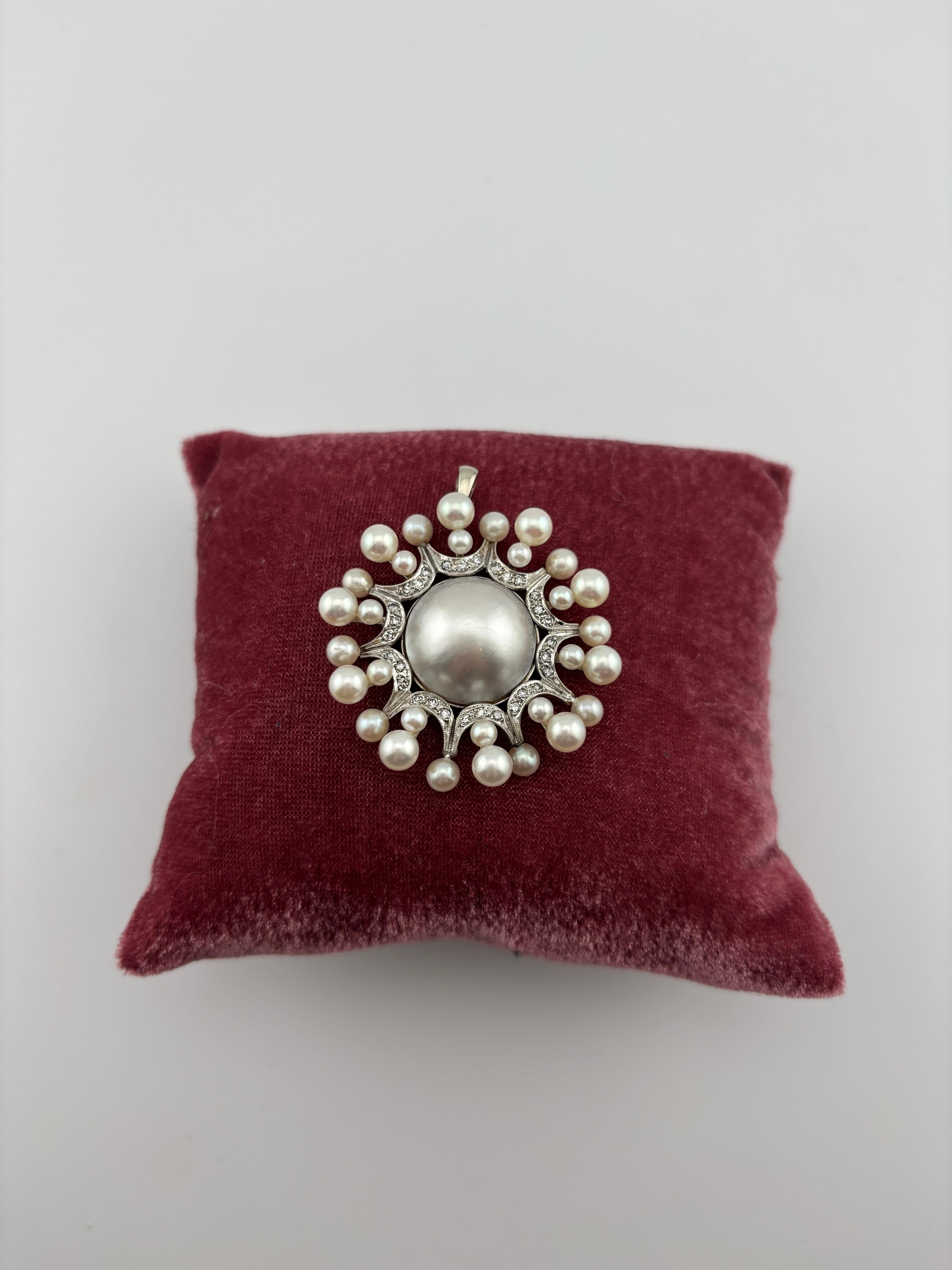 Non puoi sbagliare acquistando questo ciondolo con perle e diamanti dall'aspetto classico. Può essere indossata da sola come pezzo forte o abbinata ad altre collane. Realizzato in oro bianco 14k.

Peso: 12.4 grammi
Pietra preziosa: Diamante di circa