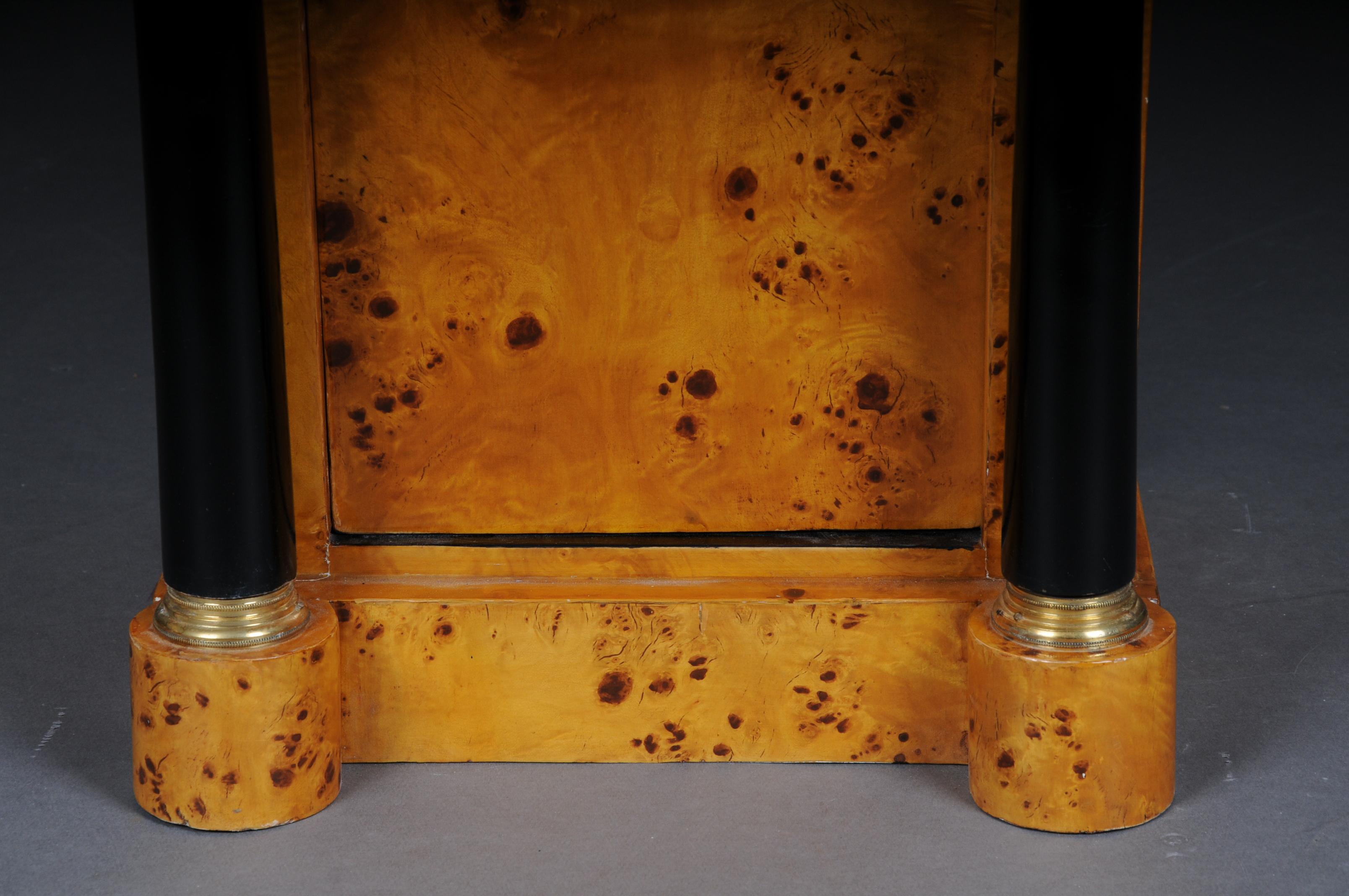 Tedesco Comodino classico, tavolino in stile Biedermeier, radice d'acero R in vendita