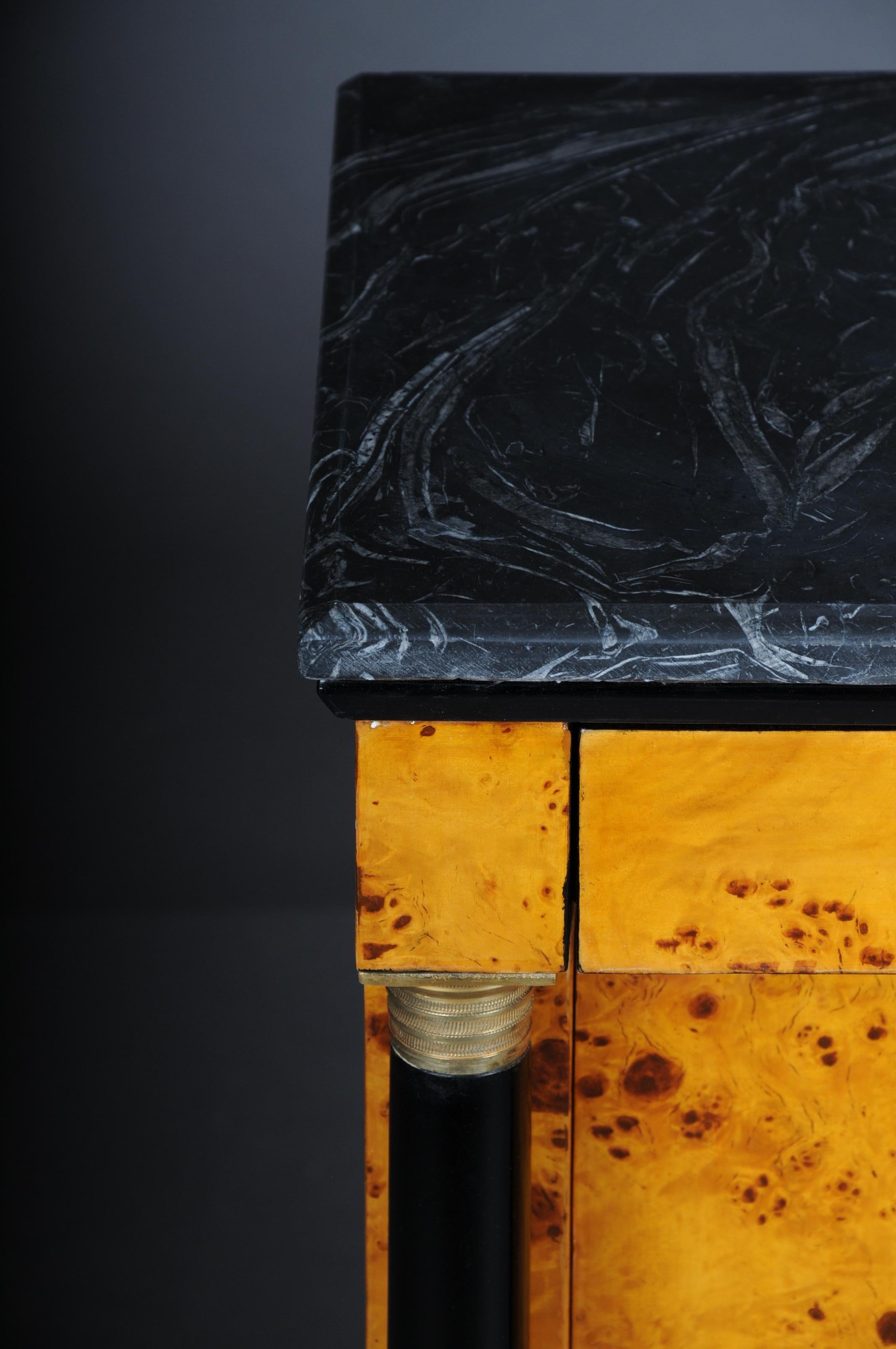 20ième siècle Table de chevet classique, table d'appoint de style Biedermeier, racine d'érable R en vente