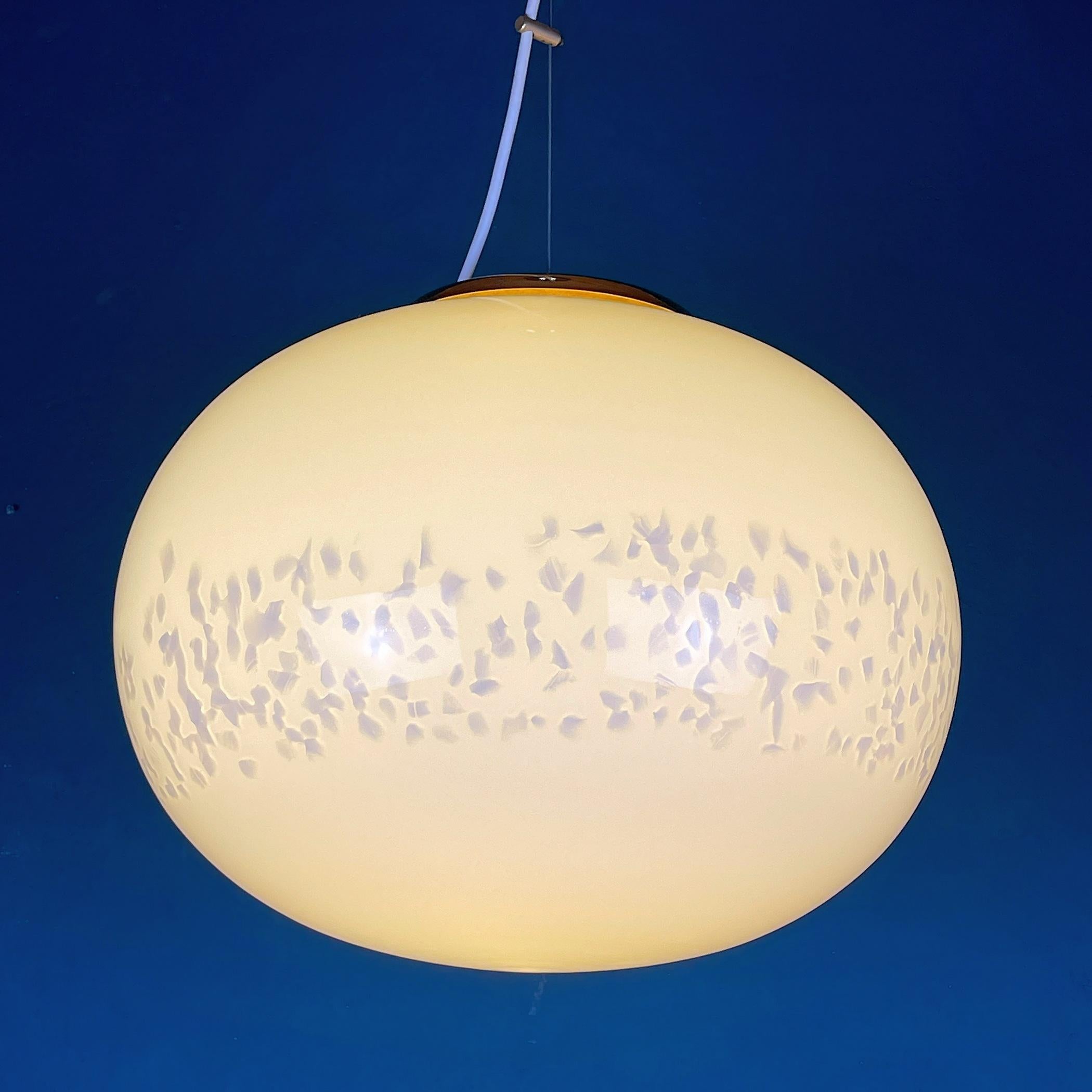Classic beige murano pendant lamp by Vetri Murano made in Italy in the 1970s. Very beautiful beige Murano glass with bends. The lamp is in perfect condition, fully functional. No chips or cracks. Maximum height with cable 80 cm. Requires standard