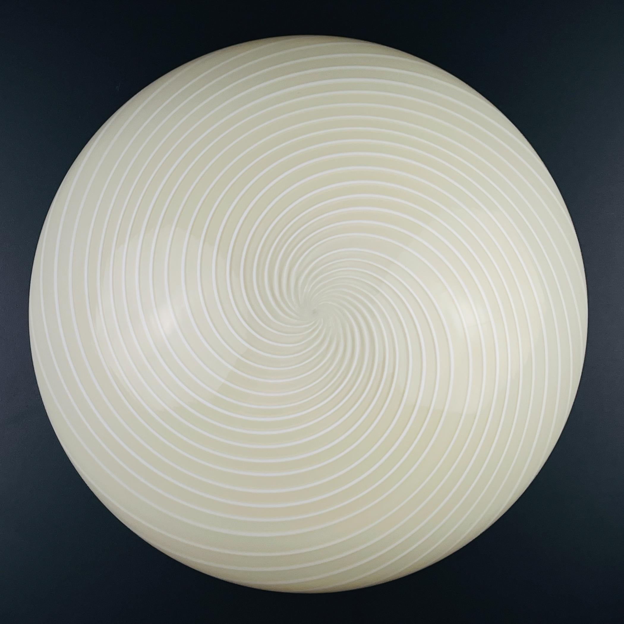 Aplique o plafón clásico de cristal de murano remolinado beige, Italia, años 70 en venta 3