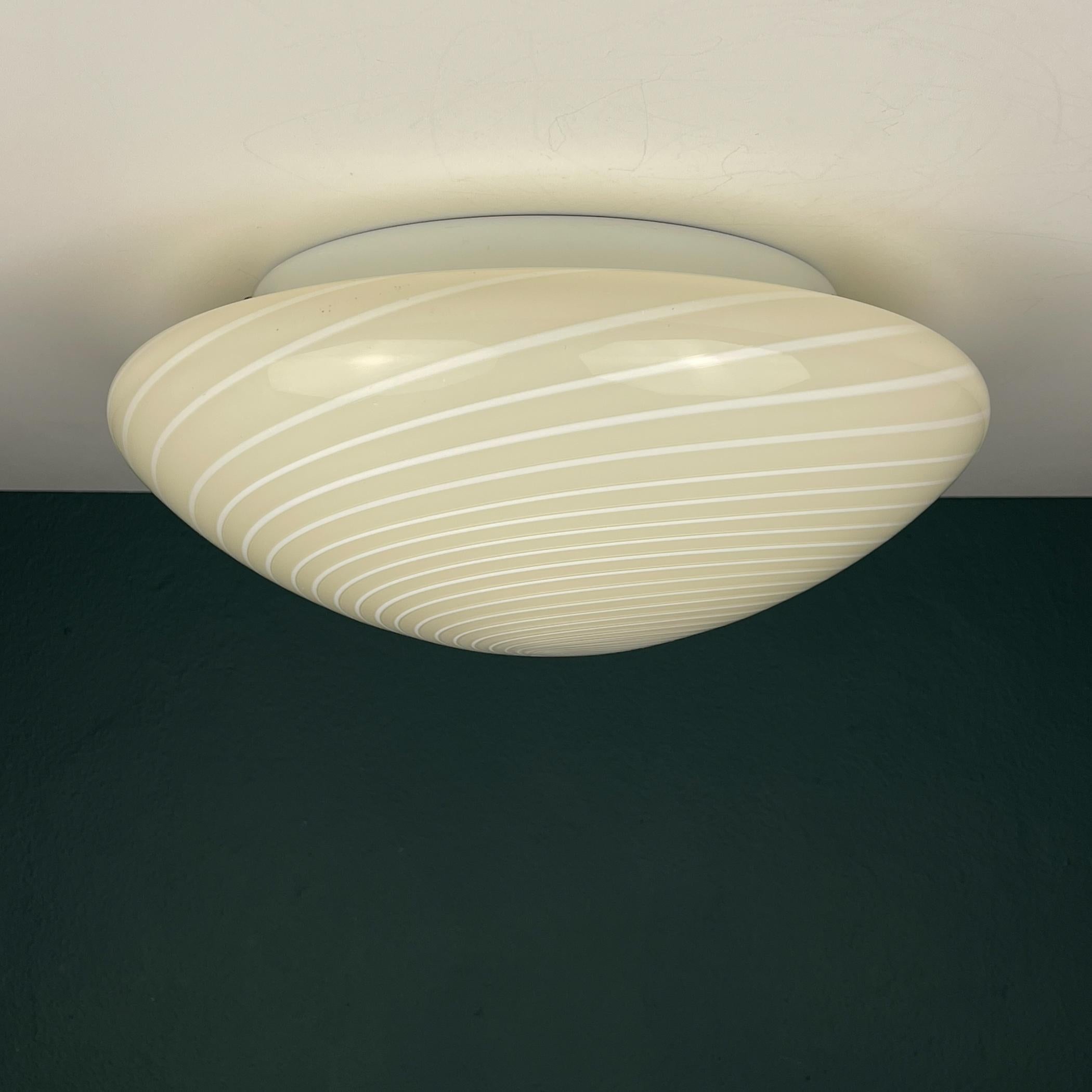 Aplique o plafón clásico de cristal de murano remolinado beige, Italia, años 70 en venta 4