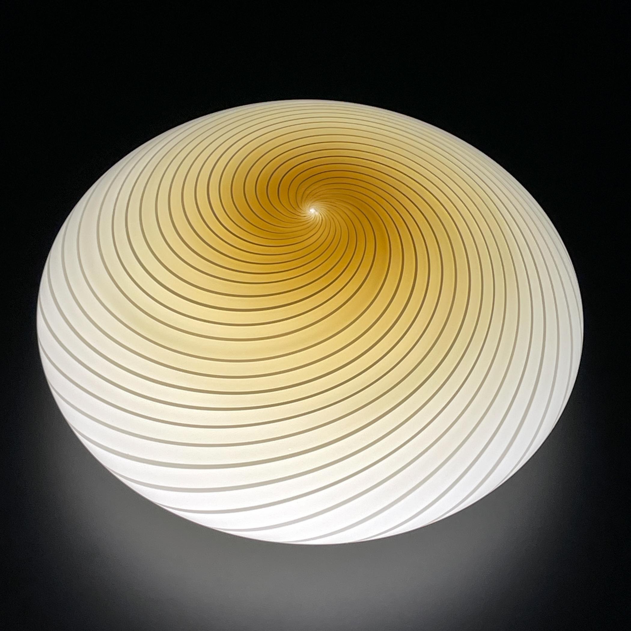 Lámpara de techo o de pared vintage de cristal de murano beige, fabricada en Italia en la década de 1970.
La lámpara está en excelente estado vintage, sin daños.

Dimensiones:
Anchura: 38 cm / 15 pulgadas
Altura: 16 cm

La lámpara requiere una