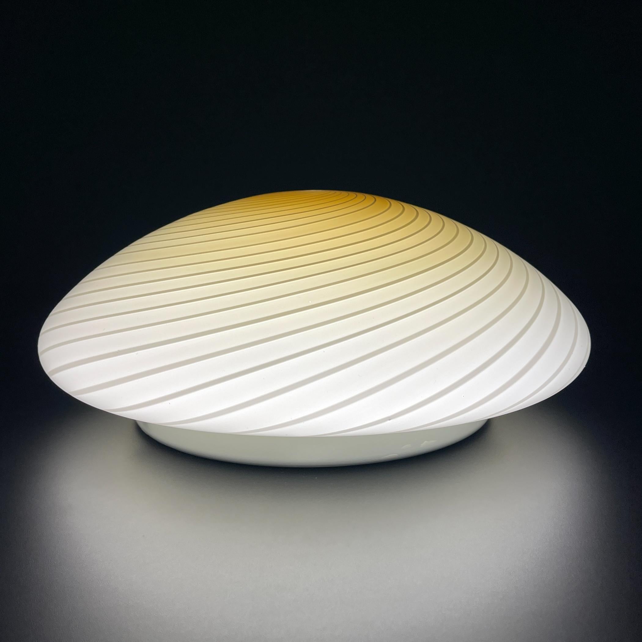 Aplique o plafón clásico de cristal de murano remolinado beige, Italia, años 70 Moderno de mediados de siglo en venta