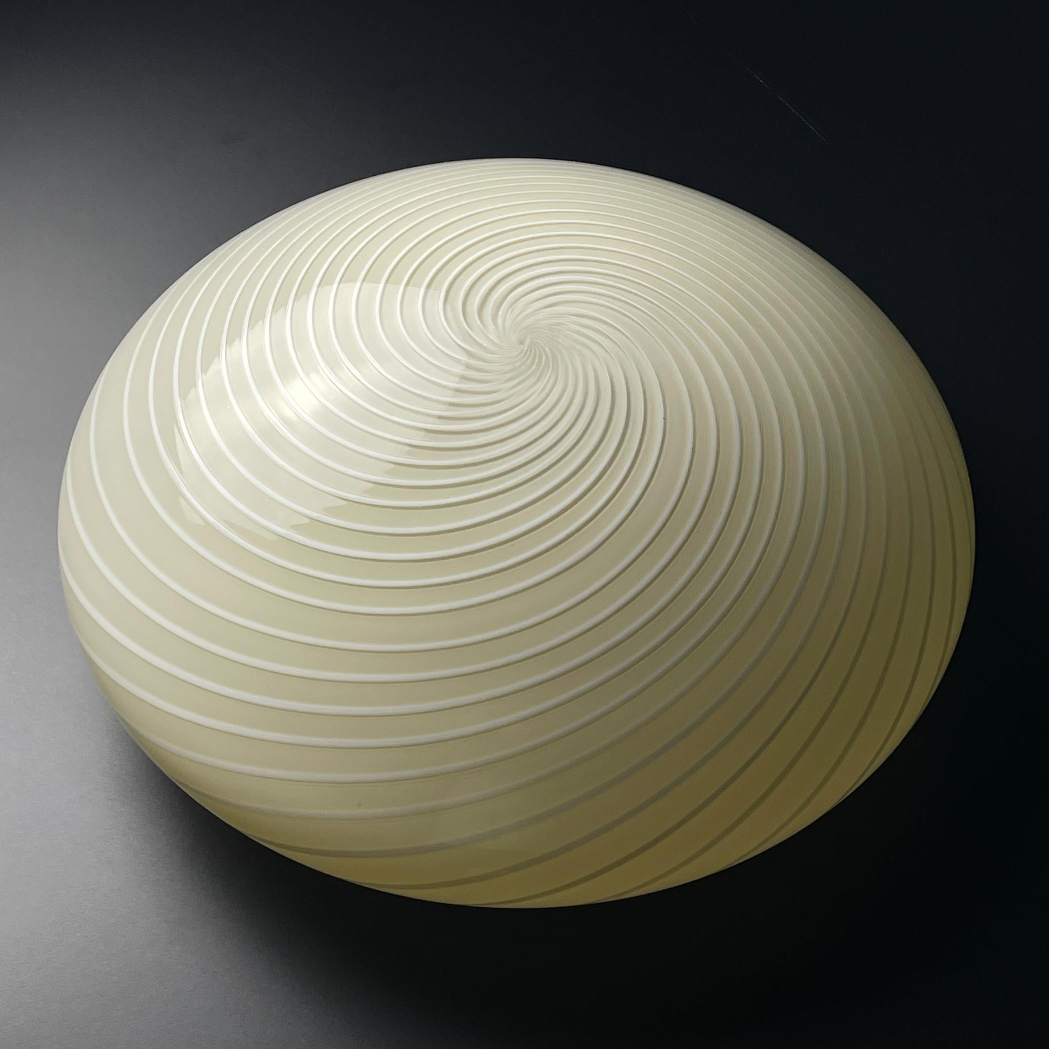 Aplique o plafón clásico de cristal de murano remolinado beige, Italia, años 70 Italiano en venta