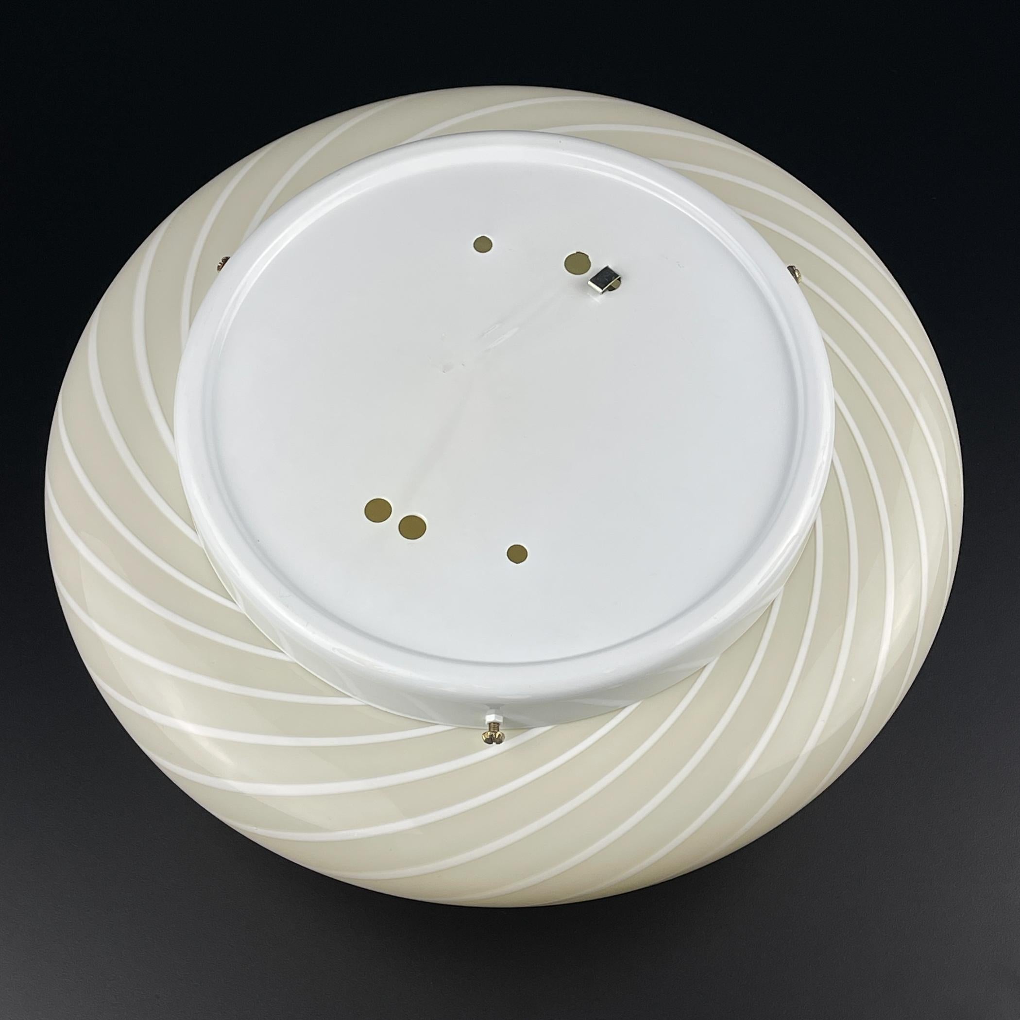 Aplique o plafón clásico de cristal de murano remolinado beige, Italia, años 70 en Bueno estado para la venta en Miklavž Pri Taboru, SI