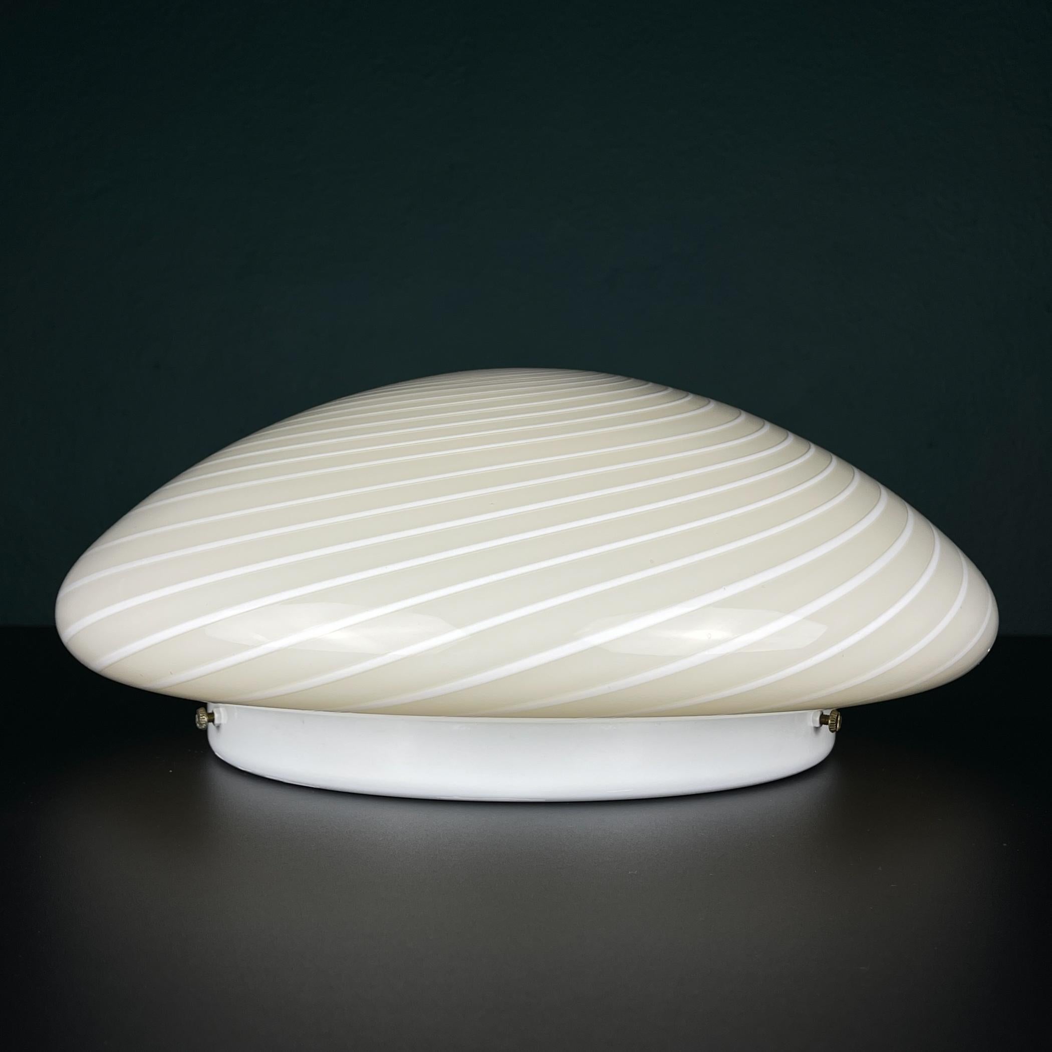 Aplique o plafón clásico de cristal de murano remolinado beige, Italia, años 70 siglo XX en venta