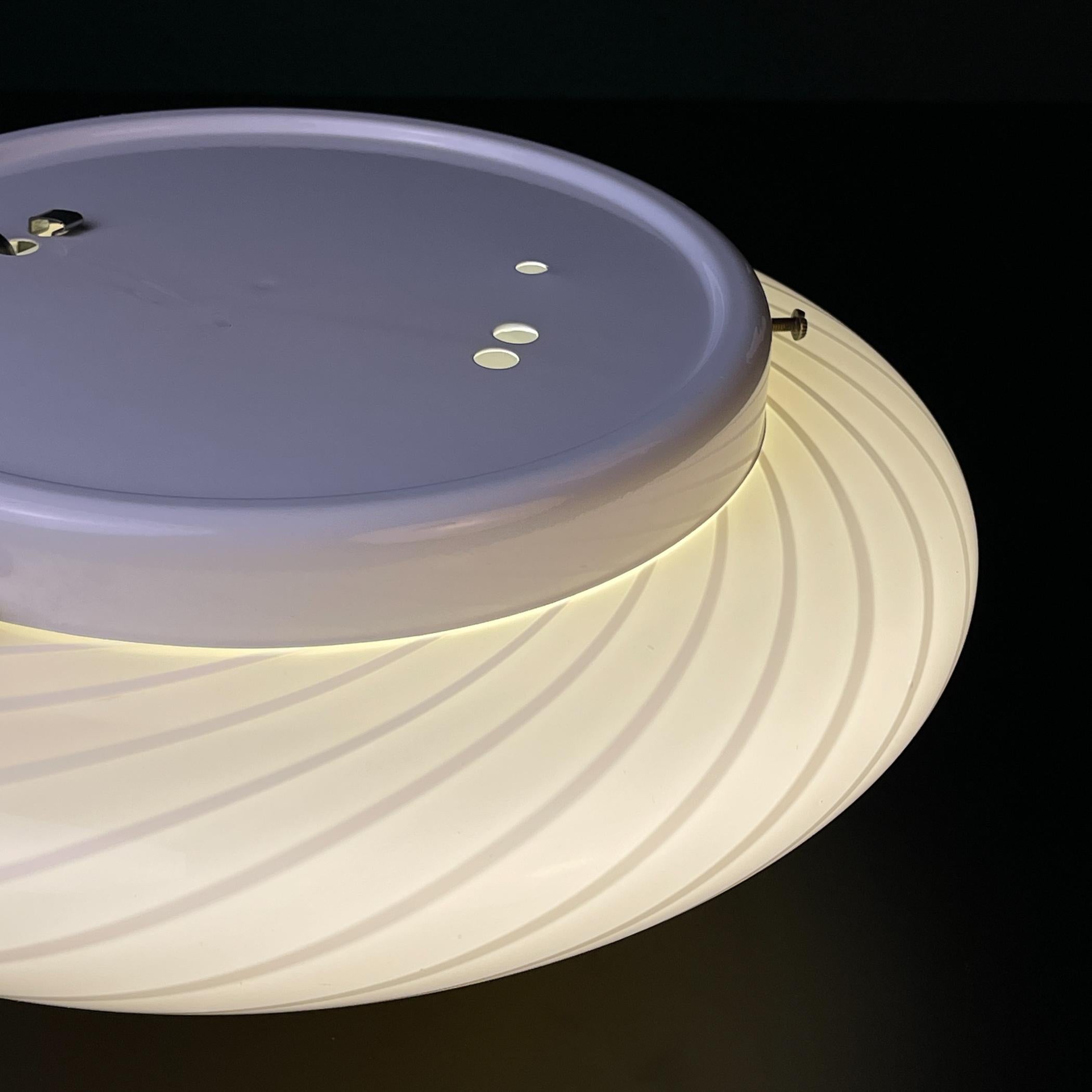 Aplique o plafón clásico de cristal de murano remolinado beige, Italia, años 70 Cristal de Murano en venta