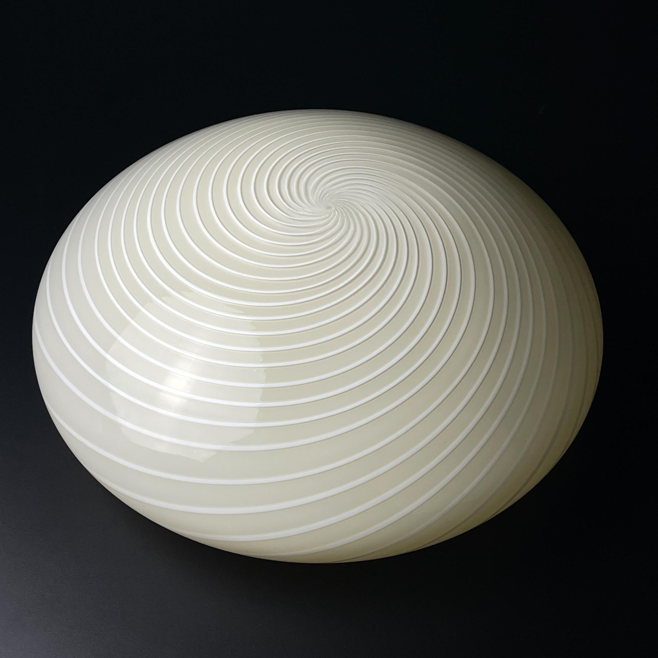 Aplique o plafón clásico de cristal de murano remolinado beige, Italia, años 70 en venta 2