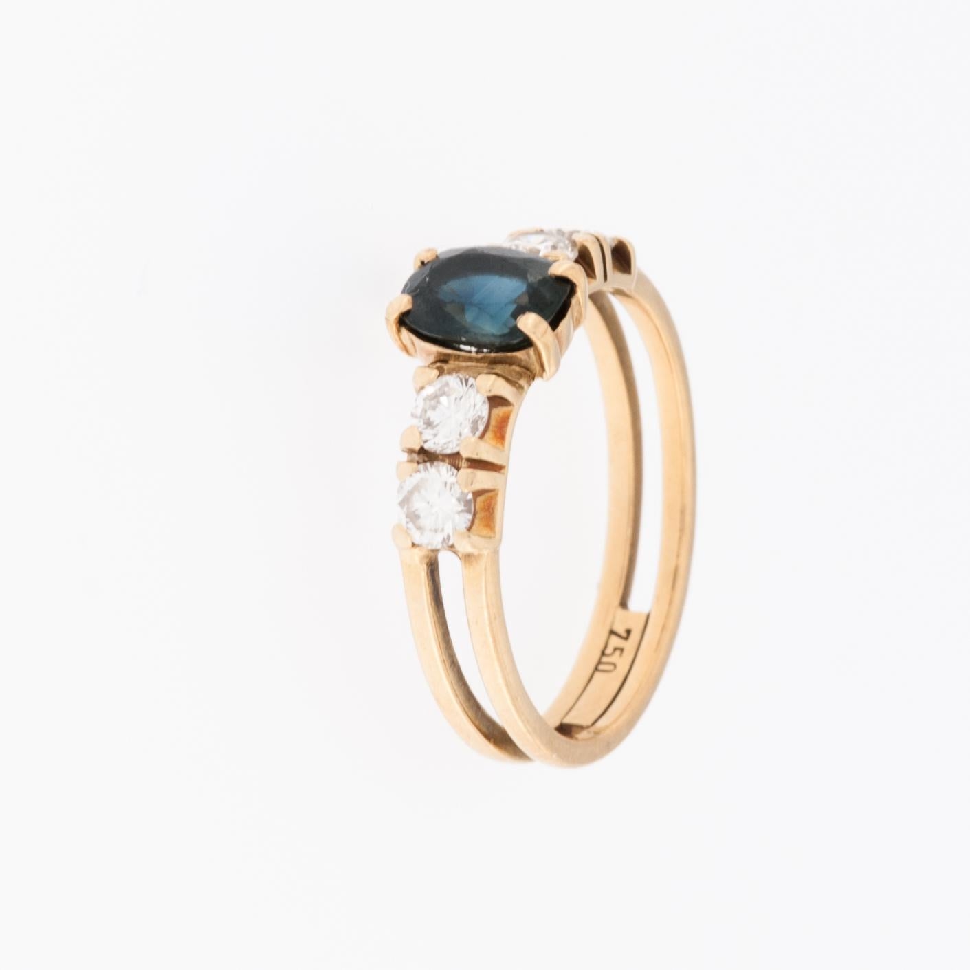 Modern Classic Belgian 18 karat Yellow Gold Ring with Diamonds and Sapphire For Sale