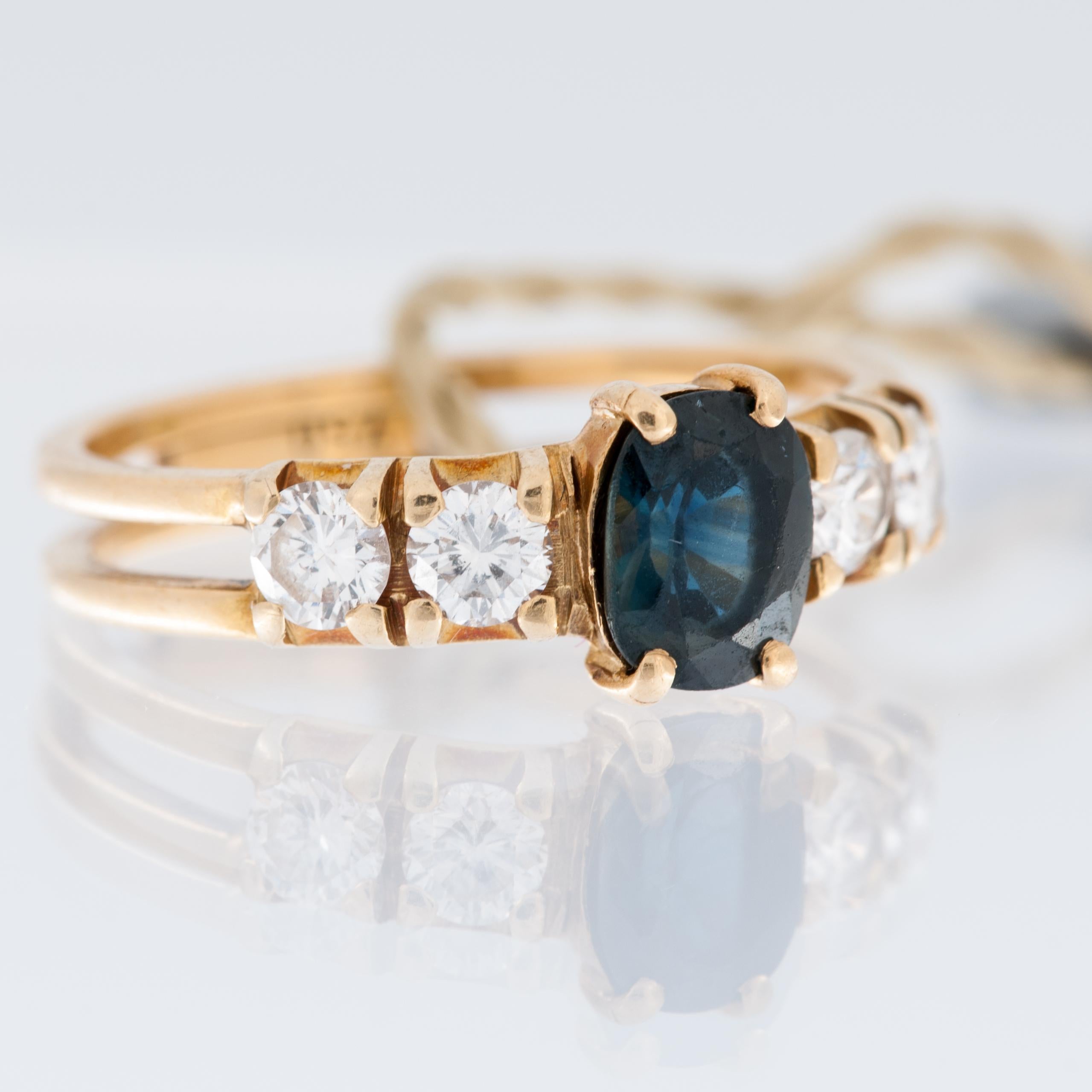 Classic Belgian 18 karat Yellow Gold Ring with Diamonds and Sapphire In Good Condition For Sale In Esch-Sur-Alzette, LU
