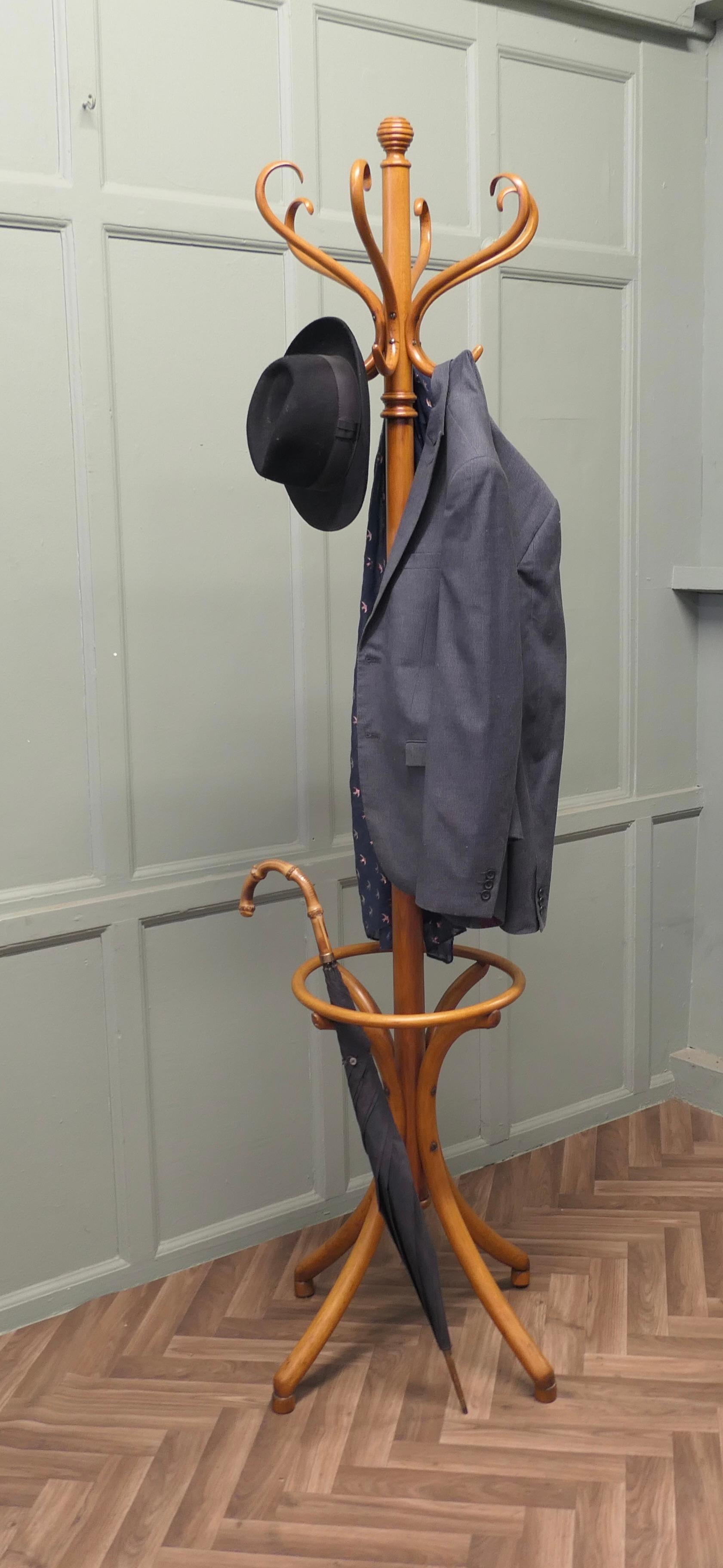 Classic Bentwood Coat and Hat Hall Stand  This is a very attractive piece In Good Condition For Sale In Godshill, Isle of Wight