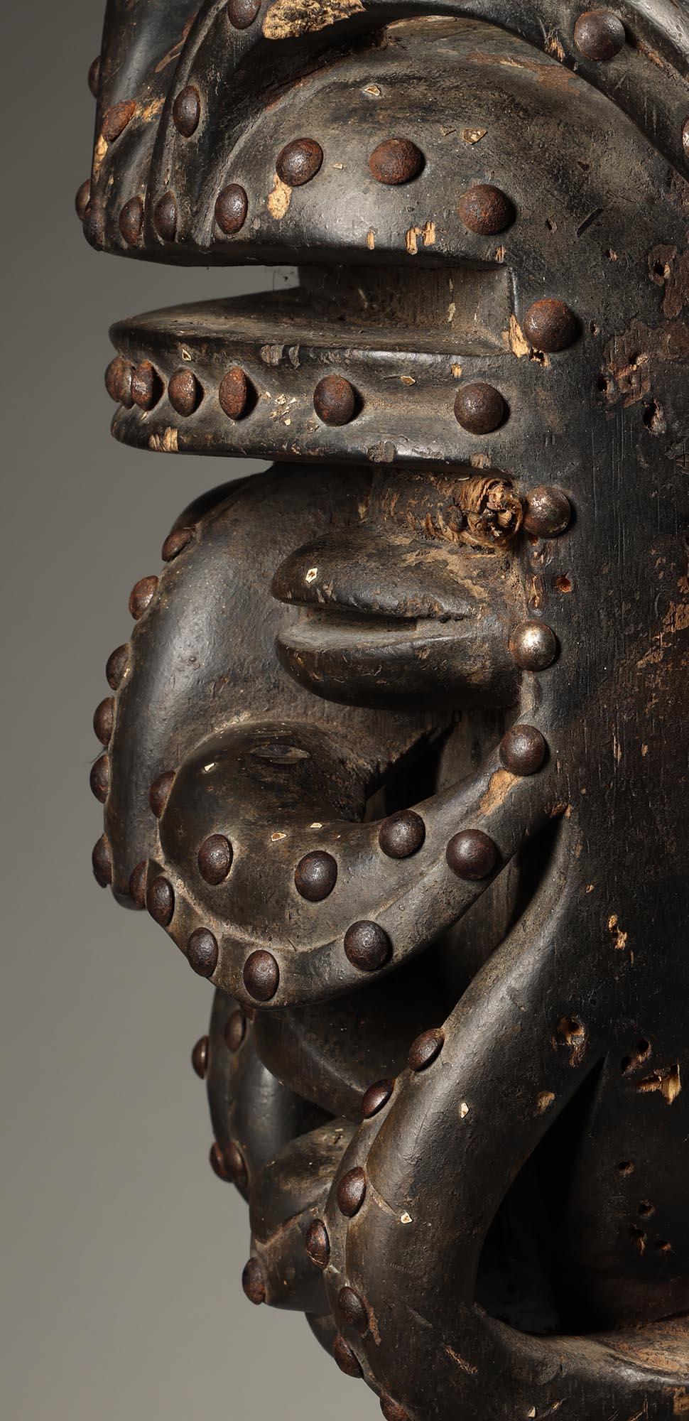 Masque de bété classique avec défenses incurvées à moustaches et clous, Côte d'Ivoire, Afrique en vente 2