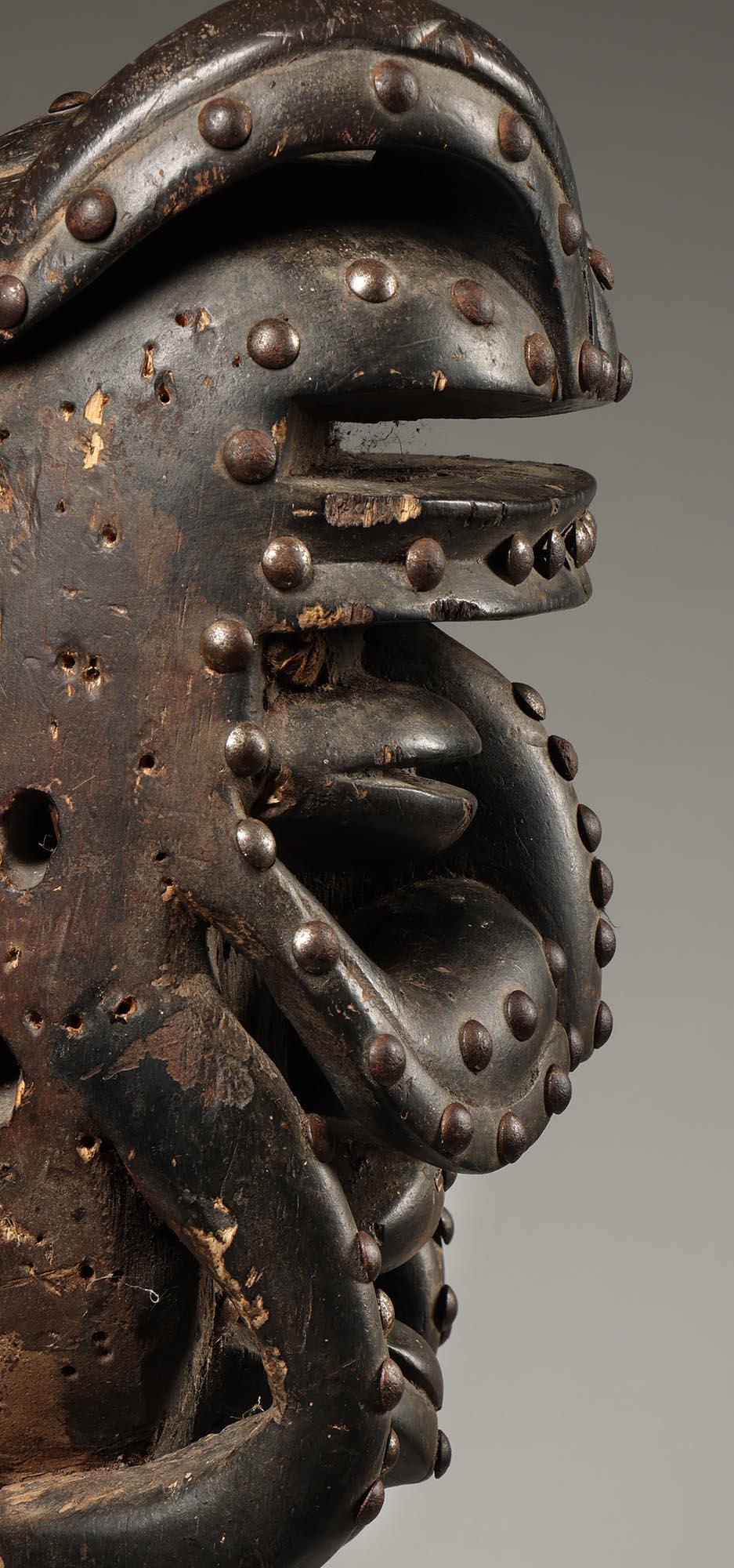 Masque de bété classique avec défenses incurvées à moustaches et clous, Côte d'Ivoire, Afrique en vente 3