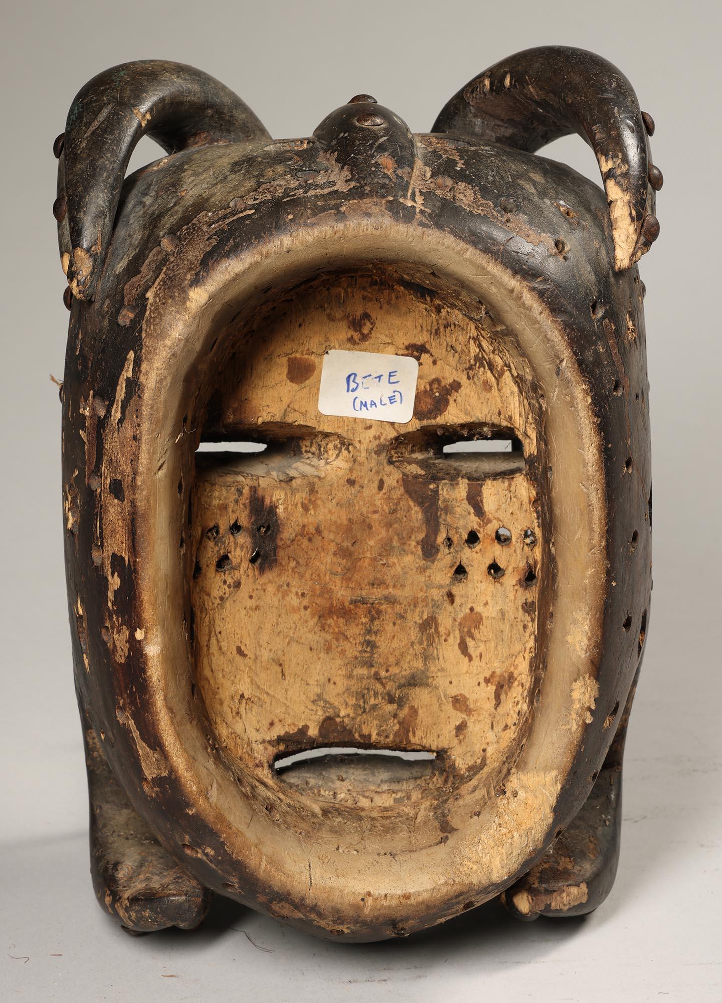 Masque de bété classique avec défenses incurvées à moustaches et clous, Côte d'Ivoire, Afrique en vente 4