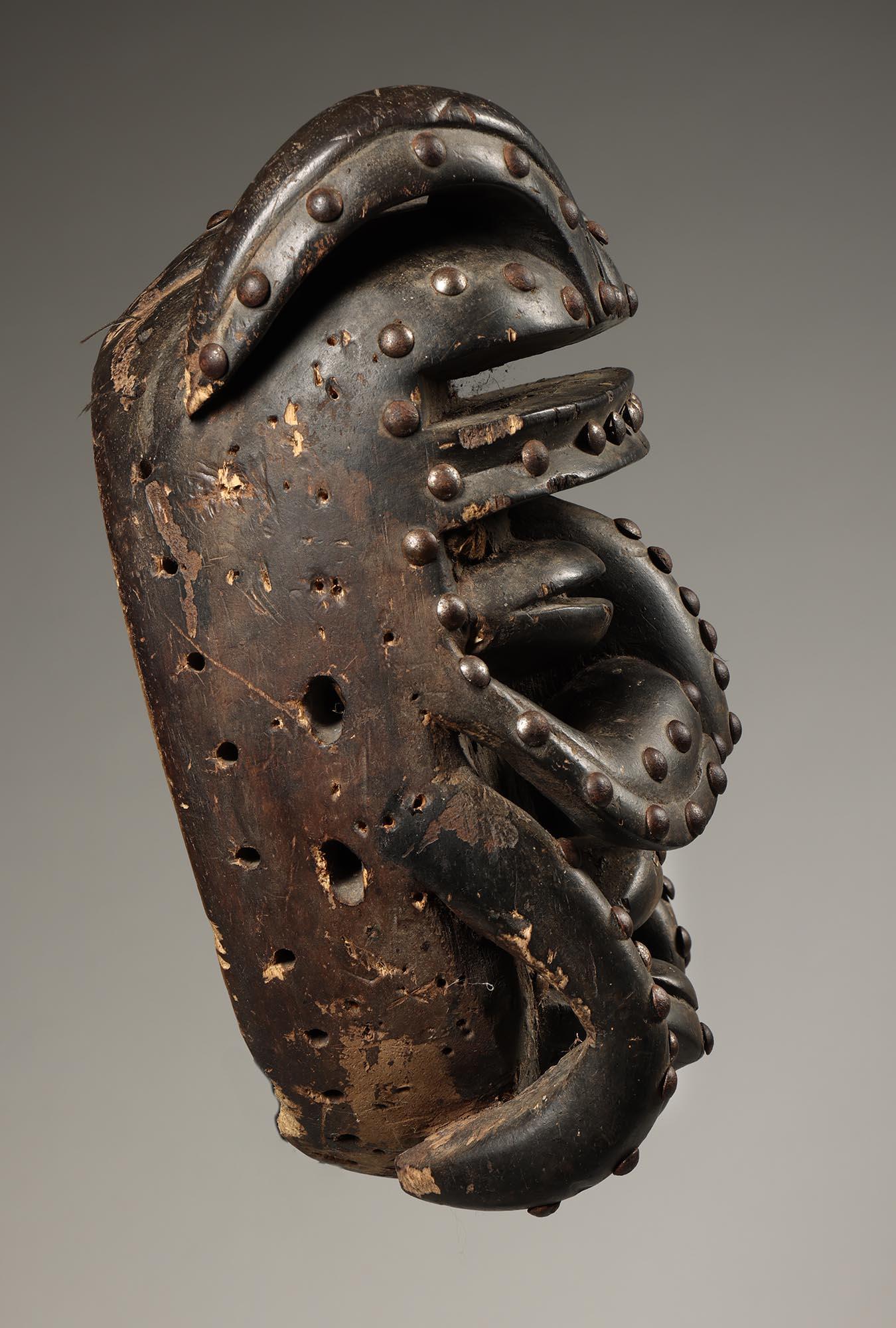 Tribal Masque de bété classique avec défenses incurvées à moustaches et clous, Côte d'Ivoire, Afrique en vente